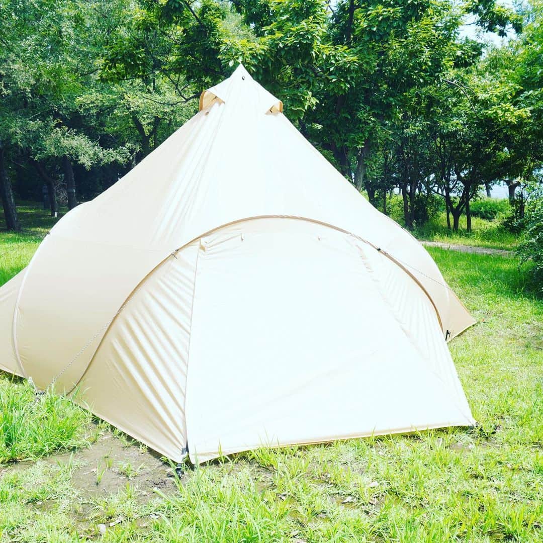 グッピーこずえさんのインスタグラム写真 - (グッピーこずえInstagram)「ハイランダーのワンポールポップアップテントおかりして張らせて頂きました！ノンアルでも設営後の一杯はうまい😋今年はいっぱいテント建てたい🏕 #ハイランダー　#hilander  #フィンガル　#ポップアップテント　#ワンポールテント　#eno  #キャンプ #camping」8月16日 17時22分 - gupikozu