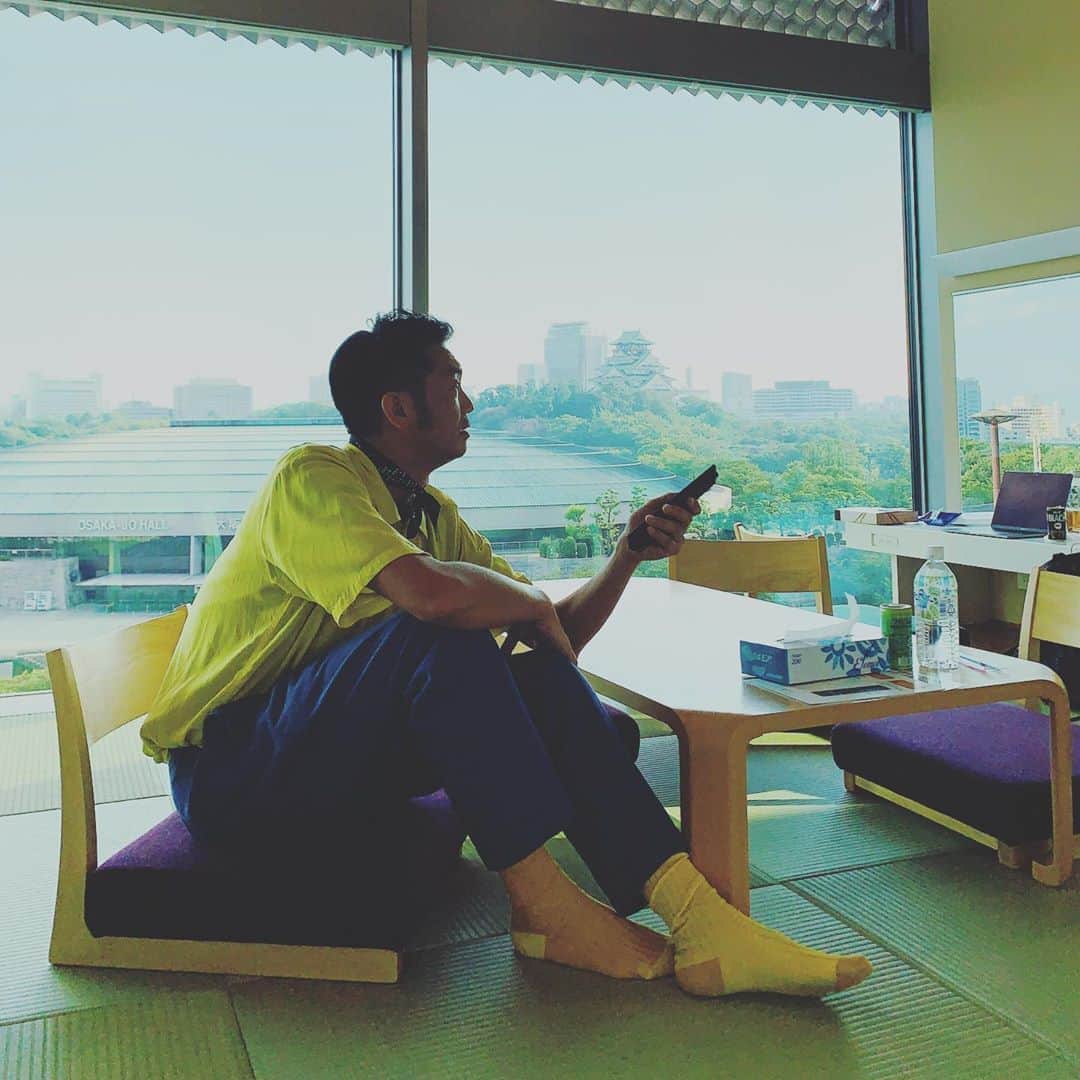 のインスタグラム：「楽屋でまったり。 後半も頑張ろう🤘」