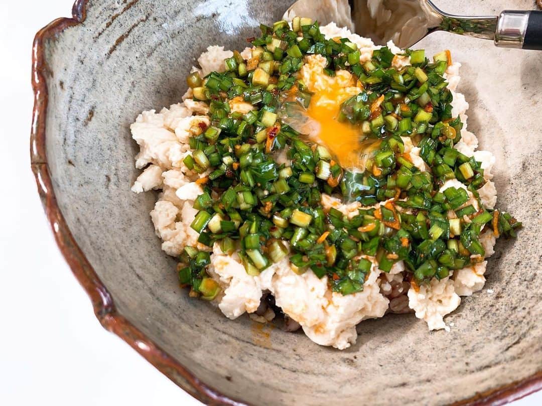 仲間リサのインスタグラム：「ピリ辛ニラ玉とうふ丼🍚﻿ ﻿ 水切りした豆腐をご飯の上に乗せて、タレをかけて、卵黄乗せて完成 ! !﻿ タレはニラ+鶏ガラスープの素+食べるラー油+出汁醤油+ごま油を混ぜて.﻿ 卵黄は見事に崩れました🐣 ﻿ 暑いと水切りした豆腐がサラッと食べれて⚪︎﻿ そぼろ風にするのも⚪︎﻿ ﻿ ﻿ #ピリ辛ニラ玉とうふ丼﻿ #水切り豆腐」