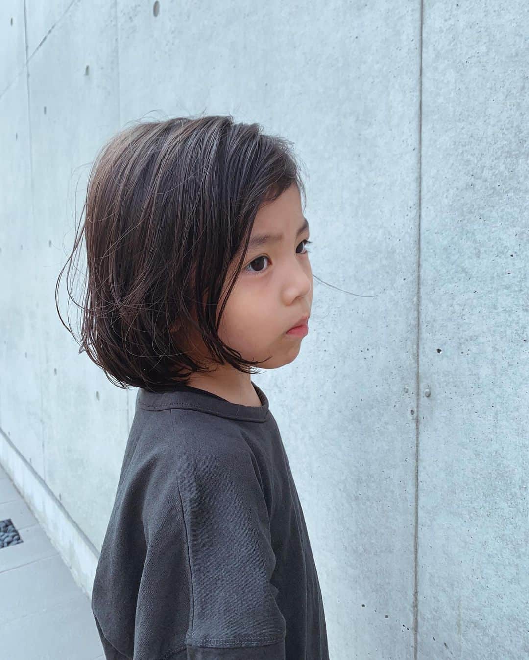 春名亜美さんのインスタグラム写真 - (春名亜美Instagram)「伸びに伸びていた、長男のロン毛をけっこうバッサリ切ってもらってきました✂︎ ボブっぽい感じで、少しだけ軽くしてもらって、まさに理想通り🥰 さすが。さすが。 @abe0106 ちゃん！！ 本人も気に入っている様子☺️ ・ ・ ・ #ロン毛男子 #ロン毛男の子 #6歳3ヶ月 #6yearsold #男の子髪型 #男の子ボブ」8月16日 17時15分 - amiharunaami