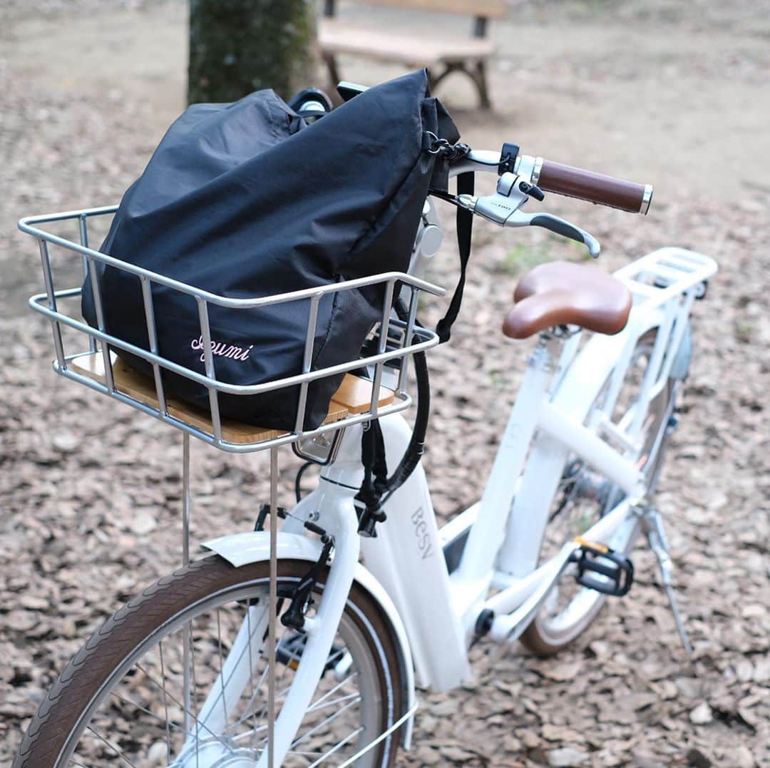 木本泉さんのインスタグラム写真 - (木本泉Instagram)「-﻿ お買い物袋🛍﻿ ﻿ 撥水加工の生地を選びました！ 機能性にも拘ったバッグ﻿ 自転車のかごにもすっぽり🚲﻿ ﻿ スーパー用のエコバッグに﻿ レジャーに﻿ ジムに﻿ ﻿ シンプルで、どんなお洋服にも合わせやすいようにブラック。 ﻿ ﻿ お好みの文字も入れられます！﻿ ﻿ @fleuraccesories」8月16日 17時18分 - izumikimoto