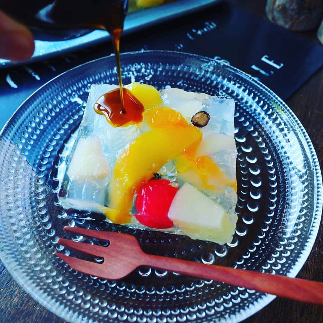 Michiko Maedaさんのインスタグラム写真 - (Michiko MaedaInstagram)「ちょっとレトロなひんやりおやつ💕 あっという間にフルーツみつ豆ゼリーテリーヌ😋🌿  ※※※※※ ※※※※※  #フルーツみつ豆ゼリーテリーヌ #フルーツみつ豆#フルーツみつ豆ゼリー #みつ豆#ゼリーテリーヌ#ゼリーケーキ #昭和レトロ#レトロ#ひんやりおやつ #夏休みのおやつ#あっという間 #めちゃめちゃおすすめです❤️ #レシピは後程ブログにて #IGersJP#IGersjp#IGersj#クッキングラム#デリスタグラマー#おうちごはんlover#コッタ #lin_stagrammer#kurashiru#クッキングラム#クッキングラムアンバサダー#クオカ#エルグルメ#フーディーテーブル#おうちごはんlover#おうちごはん革命#おうちカフェ#ハラペコさんの夏休み」8月16日 17時23分 - shana.mama