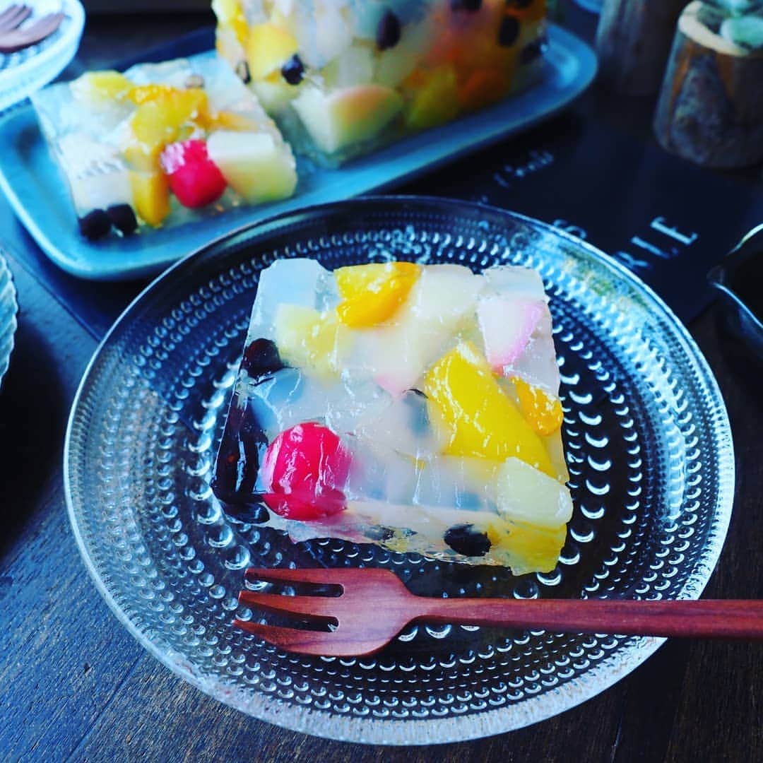 Michiko Maedaさんのインスタグラム写真 - (Michiko MaedaInstagram)「ちょっとレトロなひんやりおやつ💕 あっという間にフルーツみつ豆ゼリーテリーヌ😋🌿  ※※※※※ ※※※※※  #フルーツみつ豆ゼリーテリーヌ #フルーツみつ豆#フルーツみつ豆ゼリー #みつ豆#ゼリーテリーヌ#ゼリーケーキ #昭和レトロ#レトロ#ひんやりおやつ #夏休みのおやつ#あっという間 #めちゃめちゃおすすめです❤️ #レシピは後程ブログにて #IGersJP#IGersjp#IGersj#クッキングラム#デリスタグラマー#おうちごはんlover#コッタ #lin_stagrammer#kurashiru#クッキングラム#クッキングラムアンバサダー#クオカ#エルグルメ#フーディーテーブル#おうちごはんlover#おうちごはん革命#おうちカフェ#ハラペコさんの夏休み」8月16日 17時23分 - shana.mama