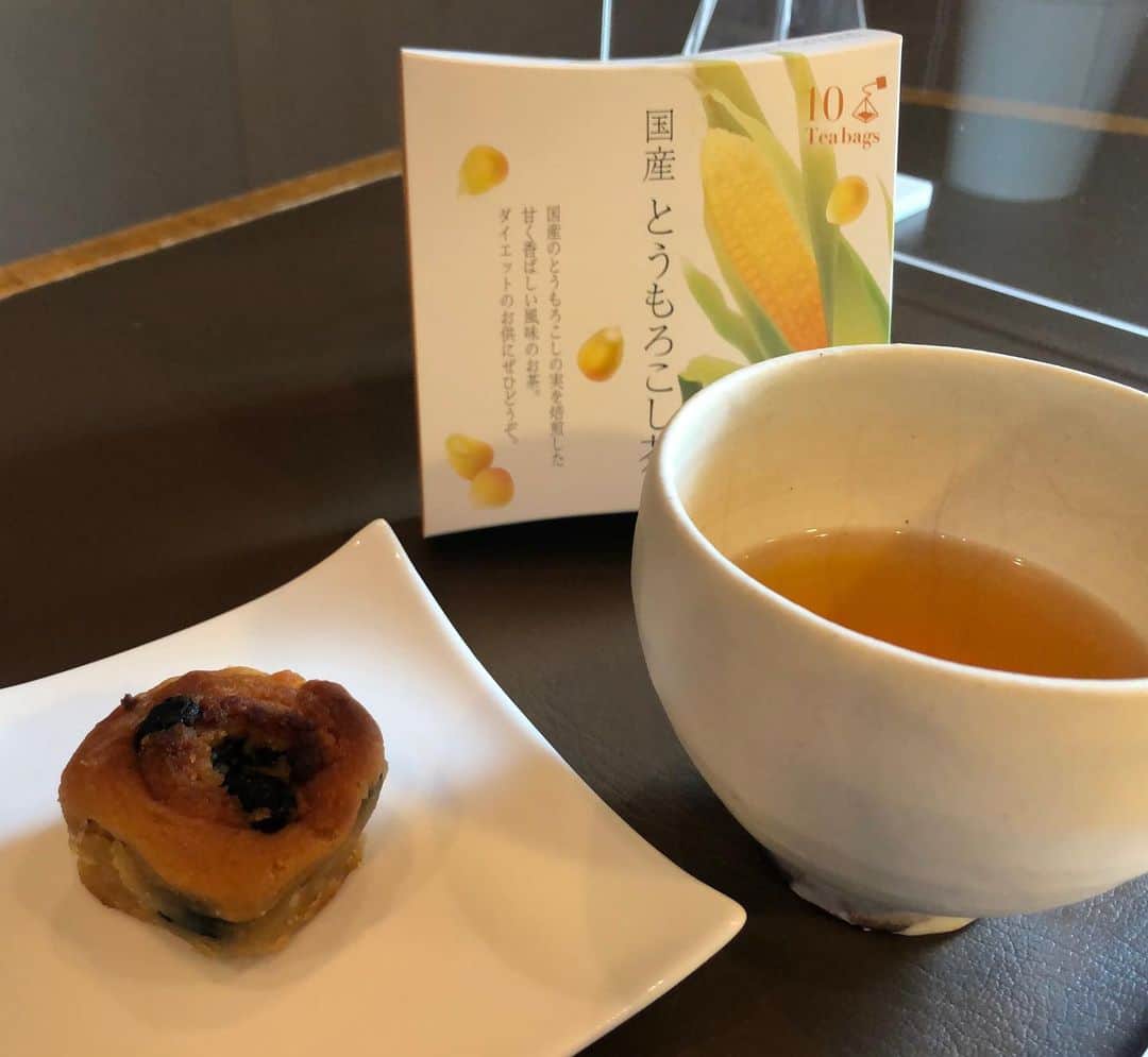 前田彩名さんのインスタグラム写真 - (前田彩名Instagram)「今週のTEA FOR TWO、 #LUPICIA 国産とうもろこし茶🌽と、 国産ごぼう茶 美味しくて健康的！  奈良にある #パティスリーKARAKU のお菓子と共に🍪💓」8月16日 17時25分 - ayana.maeda