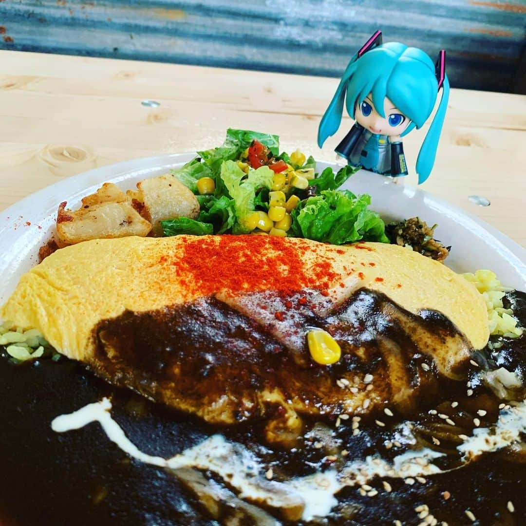 初音ミクさんのインスタグラム写真 - (初音ミクInstagram)「・ 富良野の景色を紹介するんダヨー ・ #ミクダヨーの大冒険 #富良野 #富良野ラベンダー #富良野メロン  #とみたメロンハウス #北海道のここがえーぞ #北海道 #初音ミク #hatsunemiku  #toyphotography」8月16日 17時26分 - cfm_miku_official