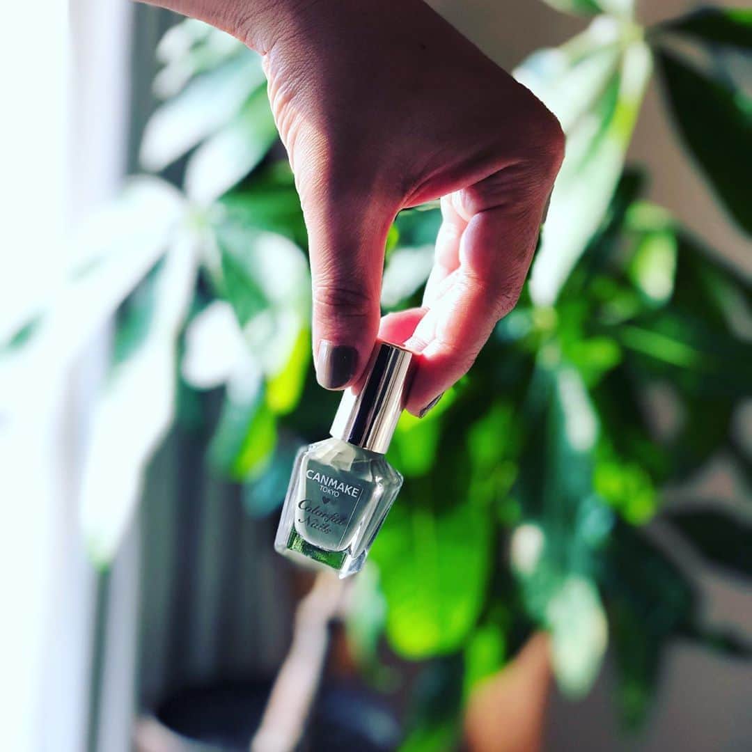 のインスタグラム：「ピスタチオカラー💅  出た！最近流行りのピスタチオ！！w と思ったけれど、 欲しかった色が売り切れだったのでこちらを買ってみました。  淡いグリーンが昔から大好きだから付けた瞬間気分が上がった🤣  気に入ったよ、ピスタチオネイル🌿🍈🦜🦚🌵  #2枚目が実物に近い色 #キャンメイクネイル#CANMAKE #N26 #ネイル#マニキュア#ピスタチオカラー #ピスタチオネイル#緑 #緑のある暮らし #green #nailpolish」