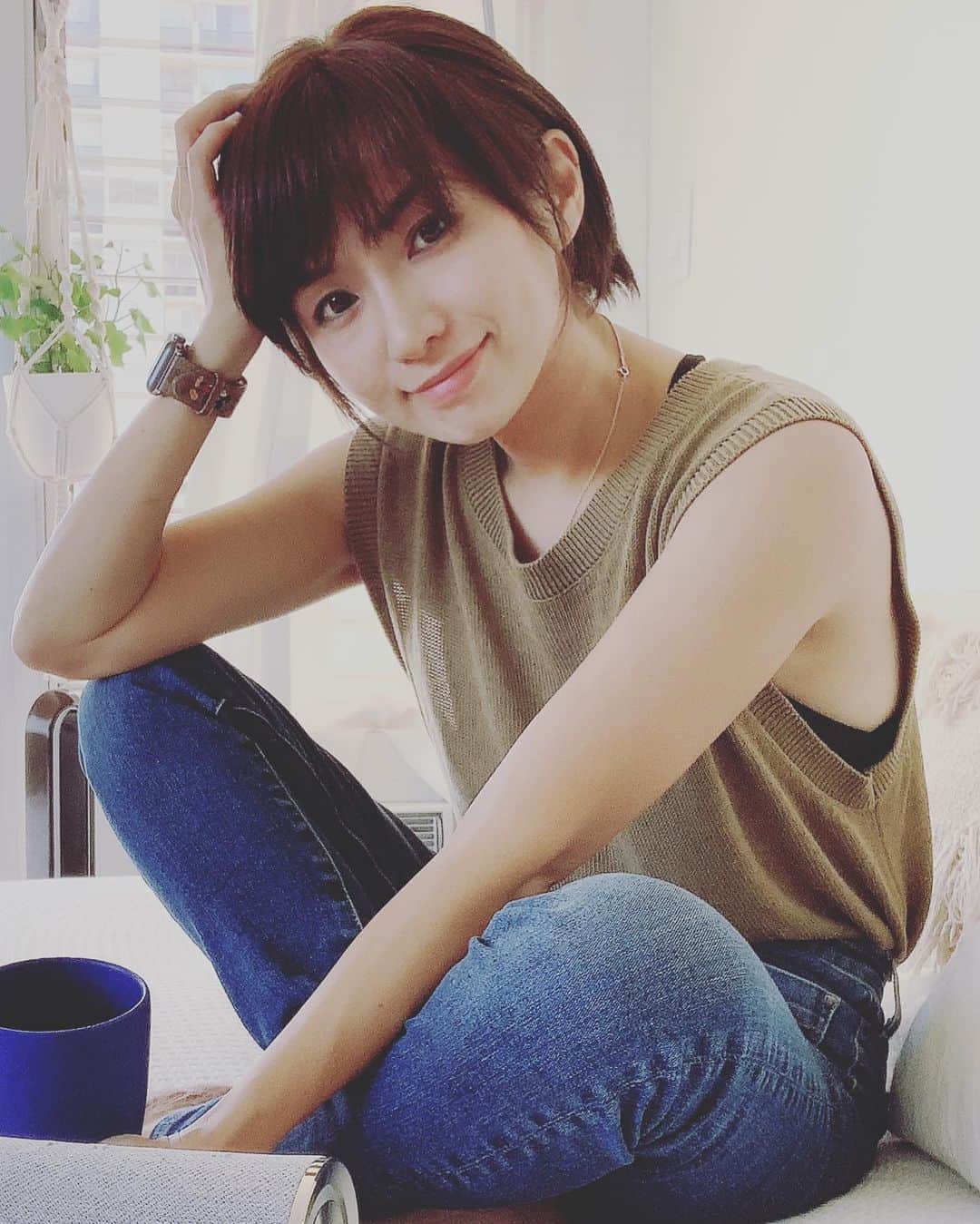 間瀬ゆきのインスタグラム：「1個前の投稿&ストーリーにたくさん反応いただいてありがとうございます👻  そう、ばっさり髪切りましたー✂  少し前に #産後のアホ毛 がヤバイと ストーリーに載せたけど 本当にどうしようもなくて😂 じゃあもう切っちゃえ！と思って ショートカットにしちゃいました。  8年ぶりかなー、ショートカット。 ショートボブは2年前にしてるけど ここまで短いのは超久しぶり！  今日、夜シャワー浴びてシャンプーしたら感動したよ✨ 楽チンすぎるー🙌  カットの感じは写真2枚目、3枚目に載せました。 いつも切ってもらってる @yosukehairdresseraccount にお願いしたよ👍  ちなみにbeforeは4枚目 かなり長かったー！！ でも傷みもひどくてパッサパサでした😭 これも産後あるあるかなー🤔  ストーリーの質問の回答も 写真5〜7枚目に載せておきました！  みなさんけっこう我慢されたんですね✨ 切った！って人ほとんどいなくてびっくり😳  私も耐え抜こうと思ったんですが、 私は超絶剛毛なので（笑）、 アホ毛がピンとかスタイリング剤では おさまらなかったのと、 ターバンとかが死ぬほど似合わないっていうので、 諦めて切ることにしちゃいました👻  しばらく短いの楽しもうと思います❤  #ショートヘア #ショートカット #耳かけショート #前髪ありショート #ヘアカット #ヘアスタイル #hairstyle #shorthair #hair #ママヘア #産後 #産後の抜け毛  #hawaii #hawaiilife #luckywelivehawaii #maseyukihawaii #ハワイ」