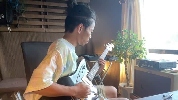 モリシーのインスタグラム：「Boss Tube Amp Expanderの試奏を。 キャビシュミの気持ち良さがとてもよいです。 家でチューブアンプを鳴らせるのめちゃくちゃ幸せ。 ちなみにアンプはFender Blues DeluxeのキャビシュミがDeluxe comboです。  #boss #tubeampexpander」