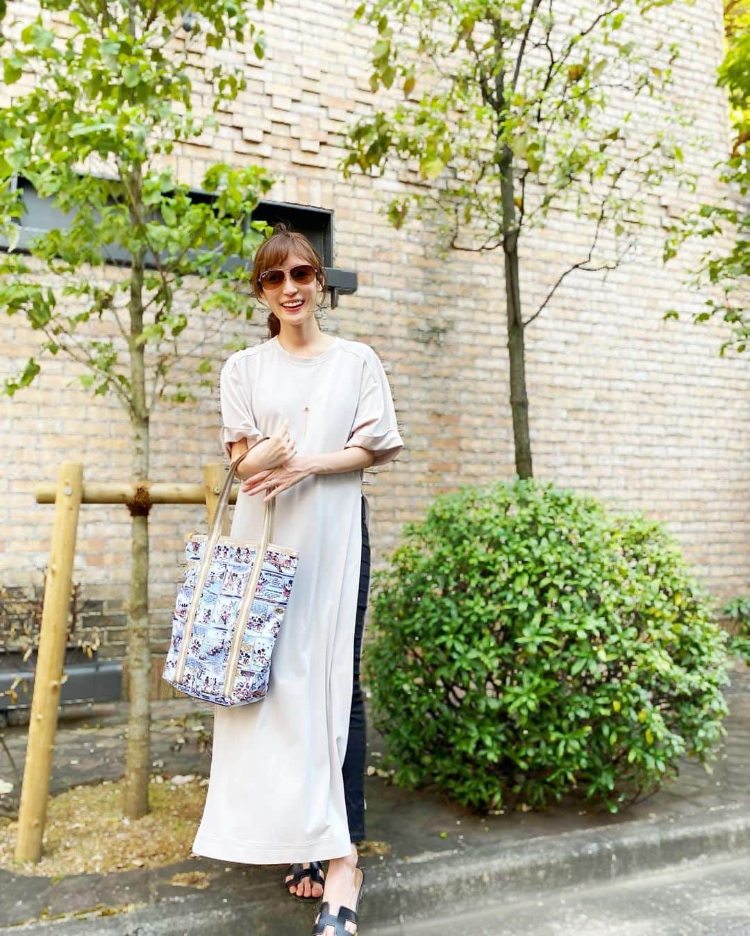 小林真由のインスタグラム：「産後初めての外出♩﻿ 子供と出かける時は軽くて肩がけできるトートバッグを使ってます🌻﻿ ﻿ 今日はレスポートサックのミッキーマウスコレクションのバッグを。ヴィンテージコミックの柄が可愛くて、じっくり眺めちゃう🐻💭﻿ 持ち手もしっかりしてるので大荷物派にはありがたい〜﻿ ﻿  暑くて一瞬だったけど、お散歩してリフレッシュできました✌﻿﻿ 帰ってきて爆睡の息子を見てホッとした👶🏼(パパありがとう！)  ﻿ @lesportsacjapan ﻿ #レスポートサック #lesportsac #マザーズバッグ #バッグ #トートバッグ #ディズニー #ファッション #コーデ #ママコーデ #女の子ママ #ママライフ #コーディネート #1歳 #ベビー #coordinate #fashion」