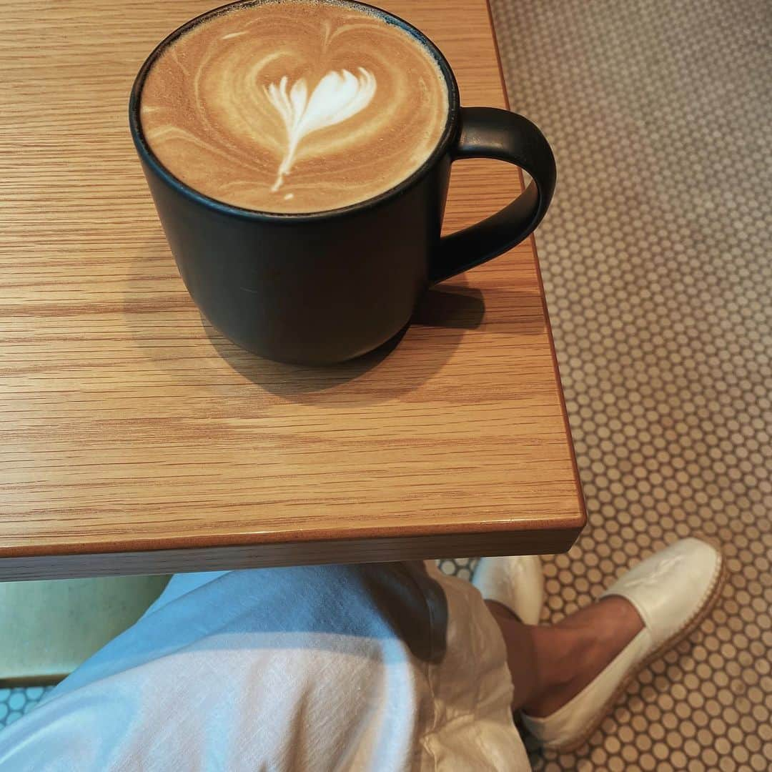 茉莉さんのインスタグラム写真 - (茉莉Instagram)「Drink better coffee... . . たくさん歩いたから休憩です。 ねえ、めちゃくちゃ外暑いのに 何故ホットを頼む…？笑 . . reserveのアーモンドミルクカプチーノ、 エチオピアの豆。これがね、 酸味とコクあって美味しいんだよー！ . . #starbuckscoffee#reserve#almondmilk#cappuccino」8月16日 17時33分 - mari._xx