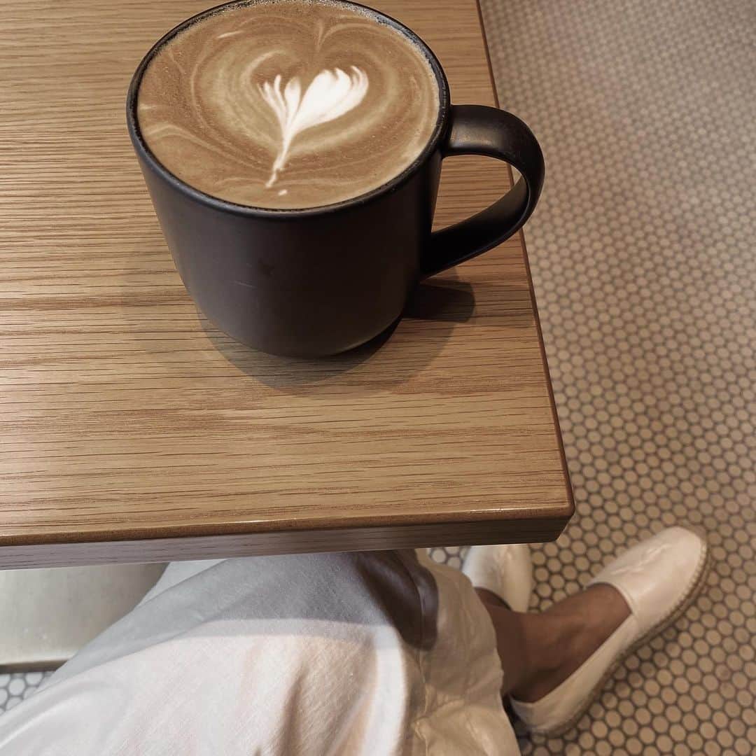 茉莉さんのインスタグラム写真 - (茉莉Instagram)「Drink better coffee... . . たくさん歩いたから休憩です。 ねえ、めちゃくちゃ外暑いのに 何故ホットを頼む…？笑 . . reserveのアーモンドミルクカプチーノ、 エチオピアの豆。これがね、 酸味とコクあって美味しいんだよー！ . . #starbuckscoffee#reserve#almondmilk#cappuccino」8月16日 17時33分 - mari._xx