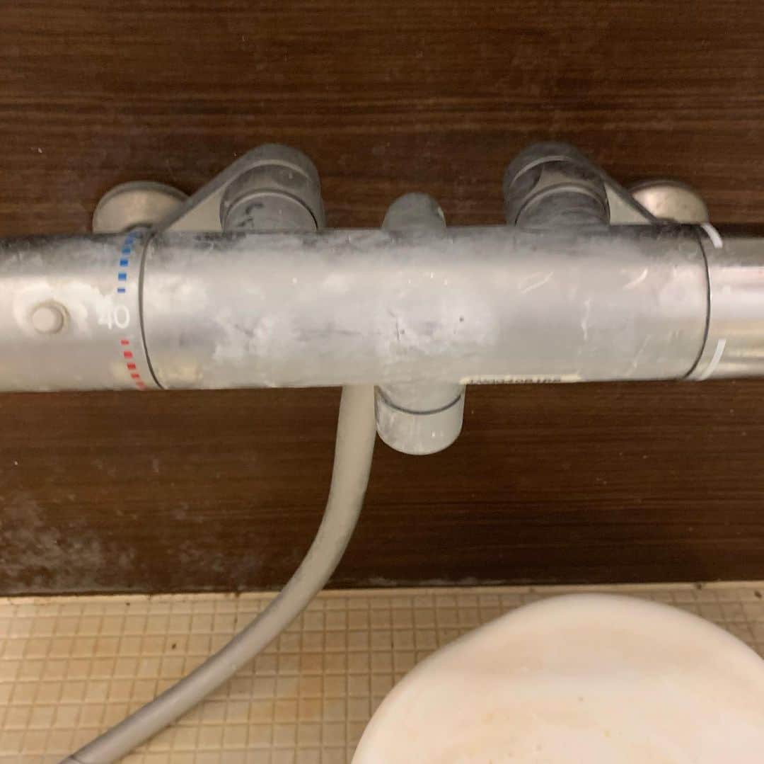 入江慎也さんのインスタグラム写真 - (入江慎也Instagram)「浴室清掃をやらせていただきました。 浴室は水でぬれている状態ですと浴室が綺麗に見えて水垢が落ちたと思いますが、しっかり落とさないと 乾くと水垢が浮かび上がってきて本当に難しいです。  アルバイト時代の一年でバイト先の先輩の浴室を沢山見させていただき勉強しました。  水垢は酸性の洗剤はよく落ちます。  今回は綺麗に水垢がとれました。  ビフォーアフターです  #株式会社ピカピカ #浴室清掃 #ビフォー #アフター #水垢落とし #清掃 #ハウスクリーニング」8月16日 17時35分 - oreirie0408