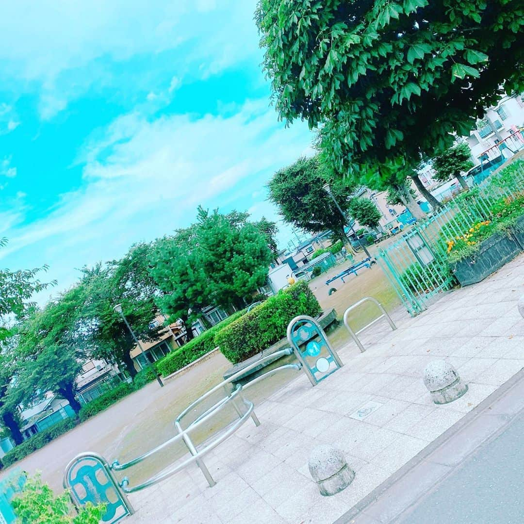 あやなんさんのインスタグラム写真 - (あやなんInstagram)「先日地元に行った時に通りかかった この公園には嫌な思い出がある。  中3になりたてのころの話。  私はソフトテニス部に所属していた。 今まで散々気を使わされてきた 一つ上の先輩達がやっと引退し、 かなり張り切っていた。  テニス部以外にも 「スカート短いよ」とか 「リボン緩くない？」とか わざわざ呼び出して指摘してくる ギャルみたいな先輩もみんな卒業して 最高の気分だった。  部活では後衛、2番手となかなかの成績 だった私は副部長を任される事になり 更に調子に乗っていた。  そんな清々しい4月のある日 私はテニスコートでのびのひと 練習していた。  ふと、学校の正門の方を見ると 卒業した一個上の先輩達が 目に余るほどのルーズソックスと ミニスカート、茶髪エクステロングを 見せびらかしながら歩いてきて、 コートの前を通り過ぎた。  私は同学年のテニス部女子で集まり 「靴下みた？なにあれだっさ。笑」 と聞こえないように、ボソッと呟いた。  そして何事もなかったかのように 練習を再開した。  この一言が災いを呼ぶとも知らずに....  練習が終わり、いつもの下校通路を 部活の仲良しの三人で歩いていた。 そしてこの写真の公園の前あたりを 通りかかろうとした時  建物の影から、さっきいた ルーズソックス先輩集団が現れたのだ。  目の前で両手を広げて通せんぼをするなり  「ねぇー？さっきあたしのルーズソックス 馬鹿にしたやついるって聞いたんだけど おまえらだよねぇー？ちょっとストップ〜 公園きて〜？？？」  とあのギャル特有の鼻から出てるの？ みたいな声で威嚇された。  まず私の頭の中には「誰がチクリやがった クソ野郎」という想いでいっぱいになった。 自分が悪いこと言ったなんて意識は 1ミリもない。部活も途中でやめた上に わざわざだらしない制服姿を 見せびらかしに来るような先輩には なんのリスペクトもなかった。  公園に入るとブランコには 練習の時に近くにいたであろう 一つ下の部員が優雅に ブランコを漕いでいた。  「よくもチクリやがったな」 と心の中で呪いつつも平然を保った。  過去一くだらない呼び出しを食らって しまった私は過去一ふてくされていた。 ルーズソックス先輩集団はブランコを 漕ぎながらウチらに説教してきた。  「おまえの靴下だって ルーズソックスと同じ素材だろうが。」 とか意味不明な説教を1時間ほど 受け、私達は「すみませんでした」 と謝り続けた。 謝ると「謝って済むと思ってんの？」 と言われた。  こんな偏差値の低い やりとりがなん十分も続いた。  その日はピアノのレッスンもあったので 「すみません。ピアノがあるので帰ります」 というとルーズソックス先輩は 「じゃあ待ってるから終わったら また公園に来い」といってきた。  「いや暇すぎだろ。しかも どんだけルーズソックスを馬鹿にされたの 気にしてんだよ。」と思ったが、 結局ピアノのレッスンを理由に その場から逃れた私は自宅に帰り 鳴り止まぬインターホンをシカトし続けて その日を終えた。  その後呼び出されることはもうなかったが 中3の春、私は初めて 「口は災いのもと」という ことわざを改めて身をもって実感した。  これがこの公園での思い出。笑  本当に中学生とかって まだまだ生きてる世界も狭いし ちょっとした出来事にキレたり 絡みに行ったりする事で自分を 表現してたんだろうなぁ。  でも学生時代にそういうの 乗り越えとかないと 社会に出るともっともっと苦労するし 必要な過程だとは思う。 ただ、今学校で出会う人達が今後自分に 大きく影響するかというとそうでもないし 結局は自分がどうあり続けるかが 重要なので、ハブられたりいじめられたり しても負けずに自分を保ち続けて欲しいな と思ってる。もし今のクラスや学校に 自分を理解してくれる人が居なくても どんなに邪魔されても そのままの自分で生きてれば 絶対にどこかのタイミングで 救いの手がくる。  自分は自分でよかったんだ！って 自信が持てる日が来るよ  でも周りの意見やアドバイスは しっかり聞かなければいけない時はあるし ただの空気の読めない人にはならない ように人の顔色も見ないといけないから 難しいけど、色んな人や先生、先輩と 関わって意見交換をする中で自分が 「確かにな」 と思える事を取り入れていけばいいんだよ  絶対にこうしろ！ってのはただの押し付け。 本人にしかわからない事ばっかだからね それが例え親であっても 言うなりになる必要はないと思う。  対した間柄でもない人に対して やたら説教したがる人もいるけど そんな言葉で自分を変える必要ないから 言葉の内容よりも「誰からの言葉なのか」 をよく聞き分けて生きた方がいい。  基本的には自分らしく生きたいように 生きればいいと思う。  なんだか長くなったけど 読んでくれてありがとう♡ お盆も終わってまたいつも通りの毎日 ゆるゆるっと、なんとなく、頑張ろうね🥰」8月16日 17時36分 - ayachan_0619