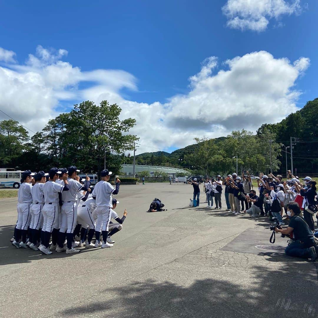 五十幡裕介さんのインスタグラム写真 - (五十幡裕介Instagram)「令和2年北海道高等学校野球大会 南北海道は札幌第一、北北海道はクラーク国際の優勝で、 幕を閉じました。 この夏は、札幌地区大会に始まり、 南北海道大会前には4チームのグラウンドにお邪魔をし、 南北海道大会中も各チームの指導者、選手の皆さんに、 沢山お話を聞かせてもらいました。 試合こそ無観客で応援もできない状況ではありましたが、 選手の活気や練習の熱量は、例年と全く変わらず、 まさに高校野球そのものという感じでした。 グラウンドに起こる砂けむり、取材の時に漂う汗の香りも、 愛おしく思えました。高校野球が帰ってきたんだなぁと。 私が色々と言うのも、僭越であり恐縮なのですが、 異例の夏、困難な夏と言われたこの夏が、 関わった全ての人の心に残る「宝物の夏」でありますように。 話を聞かせて下さった各チームの皆さん、 取材をさせて下さった保護者の皆さん、 球場でお世話になった関係者の皆さん、 本当にありがとうございました。  #バーチャル高校野球 #高校野球 #南北海道大会 #札幌 #円山球場 #札幌新川 #駒大苫小牧 #知内 #苫小牧中央 #東海大札幌 #北照 #札幌日大 #国際情報 #札幌大谷 #函大柏稜 #函館工業 #北海 #立命館慶祥 #鵡川 #札幌第一 #北海道科学大学 #ありがとうございました！ #帯広農業 #おめでとうございます！ #白樺学園 #頑張って下さい！ #HTB #アナウンサー #五十幡裕介 #実況」8月16日 17時37分 - htb_isohatayusuke