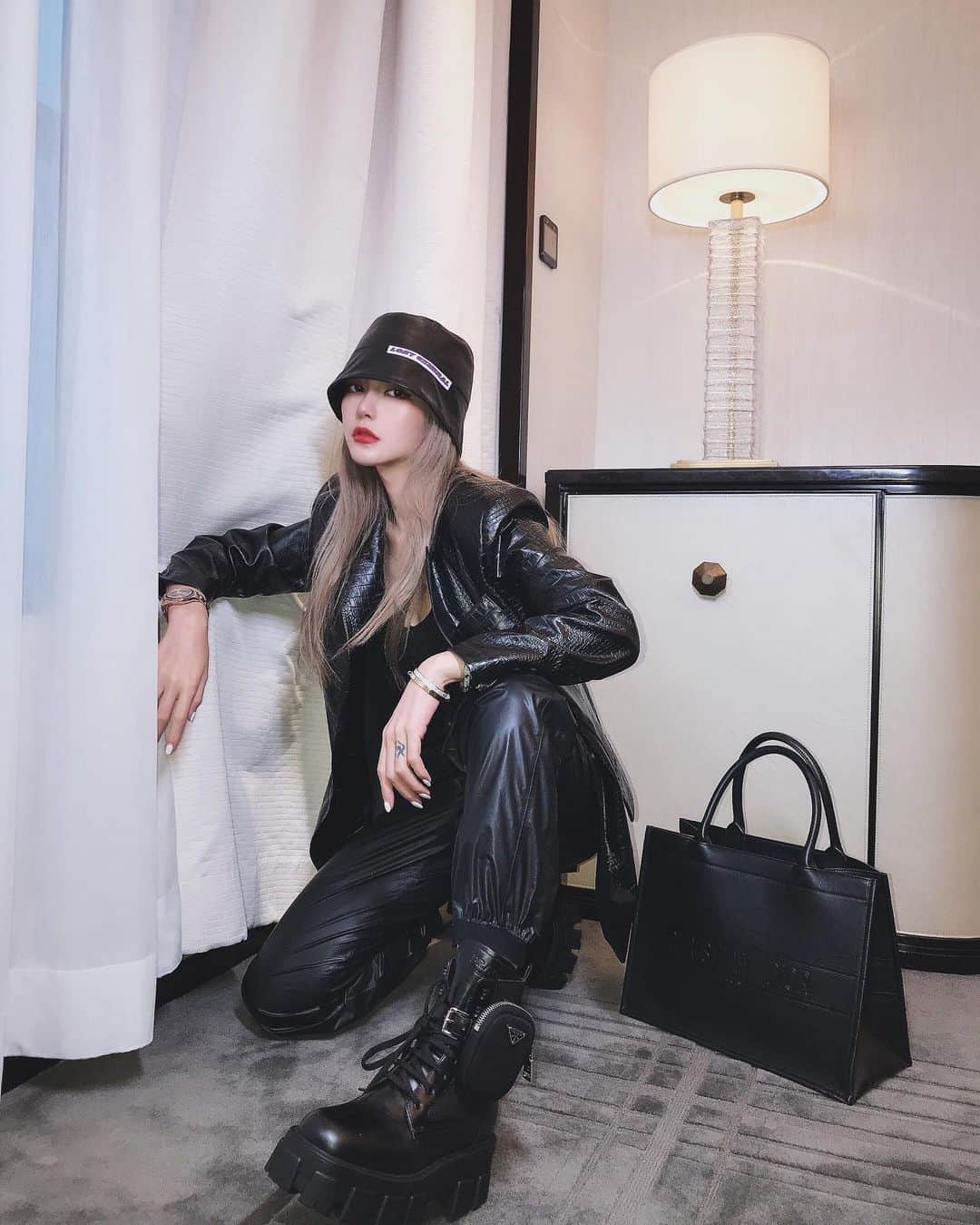Grace Chowのインスタグラム：「相同的外套又出现了…今天是皮女孩」