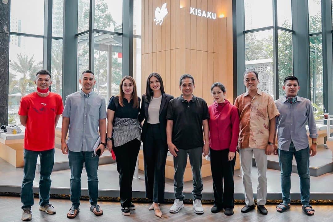 ラライン・シャーのインスタグラム：「#BanggaBuatanIndonesia ❤️ Hari Minggu yang baik buat kita di @kisaku.co dikunjungi oleh Bapak Menteri Perdagangan Pak @agusuparmanto dan tim.   Sebagai pengusaha UMKM saya sangat senang mendapat perhatian, dukungan dan masukan oleh Mendag secara langsung. Saya paham “tak kenal maka tak sayang.”  Semoga dengan lebih banyak yang paham dan kenal dengan niat @kisaku.co untuk menyajikan kopi lokal berkualitas dengan harga terjangkau lebih banyak yang sayang❤️  @kisaku.co berkomitmen untuk #banggabuatanIndonesia dan menyebarluaskan cinta terhadap biji kopi lokal dan brand buatan Indonesia. Selama Pandemi Covid ini bisnis kita harus berevolusi dengan cepat. Mulai dari fokus ke online/digital untuk meningkatkan penjualan dan agar produk kita lebih dikenal oleh masyarakat sampai mengeluarkan produk2 baru sepert DIY (Do it Yourself) kit dan Home Series (Minuman 1 liter) untuk dinikmati di rumah.  Saya positif bahwa dengan flexibilitas dan keinginan untuk terus belajar, bisnis yang masih muda saya ini akan terus bisa maju ❤️  📸 @arman_graphy」