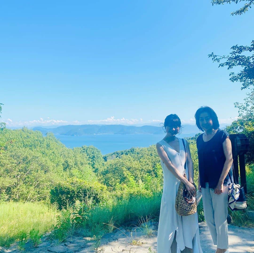 Hiroe Hiranoさんのインスタグラム写真 - (Hiroe HiranoInstagram)「#王子が岳へ。#瀬戸内海 と #瀬戸大橋 が﻿ 一望できるスポット。﻿ ﻿ パラグライダーもできるんだって🌞✨﻿ 岬の岩までハイキングコースもあったし🏞﻿ ﻿ 次回チャレンジしたい✌️﻿ 気持ちいいだろうなー🌈﻿ ﻿ 両親と裸足で海のなぎさを歩いて、﻿ 貝殻ひろったり、なんて幸せな時間だろう✨﻿  よく考えたら、このご時世じゃないと人があまりいない自然に行こうってなっていなかったかも？🌊⛰  ﻿ #渋川海岸 は、日本の国立公園なんだけど 小さい頃に毎年海泊まりに来てた思い出の場所。﻿ ﻿ すっごく懐かしい気持ちになった✨﻿ ﻿ 父なんか、『なんか夏休みをおえる小学生のような 気持ちになったよ、ありがとう』と 少年のように伝えてくれました☘☺️﻿ ﻿ 車の中では、父が好きな長渕剛の曲など流して、 みんなで合唱😂笑﻿  おかげさまで1日頭の中が 長渕剛のトンボがリフレーン😂♫  ﻿ いやーー思い出に残る楽しい時間だった❣️﻿ ギフトだね🎁﻿ ﻿ 帰宅してお母さんが作ってくれた﻿ お素麺は絶品だった✨✌️﻿ ﻿ 今度は家族みんなで集合だ❗️﻿ 平和な時間に感謝✨🙏﻿ ﻿  このご時世と共生しながら、、、 みなさま、ご自愛ください☺️﻿  ﻿ #love #peace #family #岡山﻿ #okayama #ocean ﻿#japan #🇯🇵」8月16日 17時49分 - hiroe_hirano