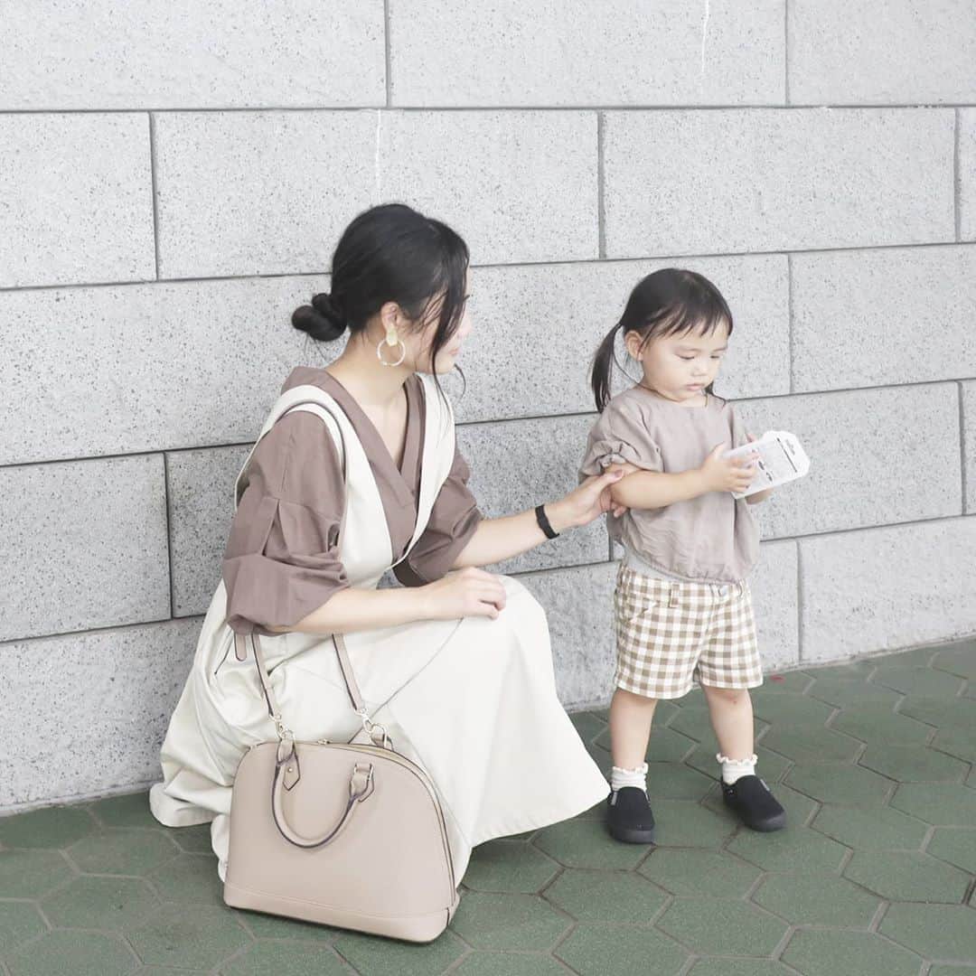 Eri Satoのインスタグラム：「beige×ivoryリンクコーデ · one-piece: @lagunamoon_com shoes: @outletshoes_official pierce: @joueri bag: @kalie_official · 娘にアナ雪リップを買わされた時の笑 しょっちゅう塗り塗りしてます😚💋 · #lagunamoon#wラグナムーン#ワンピース#高身長コーデ#ママコーデ#カジュアルコーデ#ワンピースコーデ#親子リンクコーデ#親子リンクコーデ愛好家#夏コーデ#fashion#ootd#outfit#code#coordinate#style#ファッション#コーディネート#コーデ#プチプラ#プチプラコーデ#シンプルコーデ#mamagirl#locari#partegram#カジュアル#お洒落さんと繋がりたい」