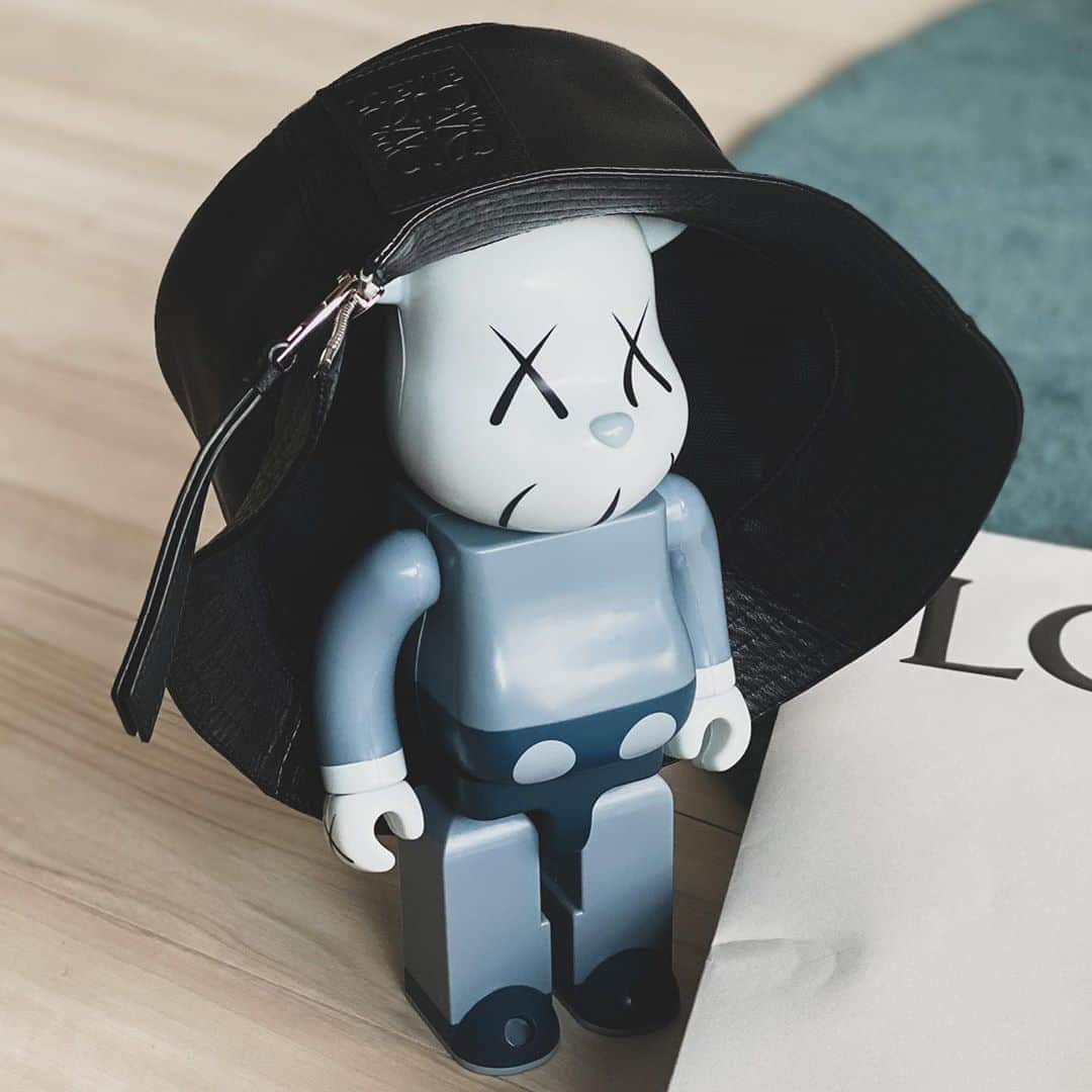 黄皓さんのインスタグラム写真 - (黄皓Instagram)「New family, new hat #kaws #loewe  @kaws @loewe」8月16日 17時42分 - haohaohaokun