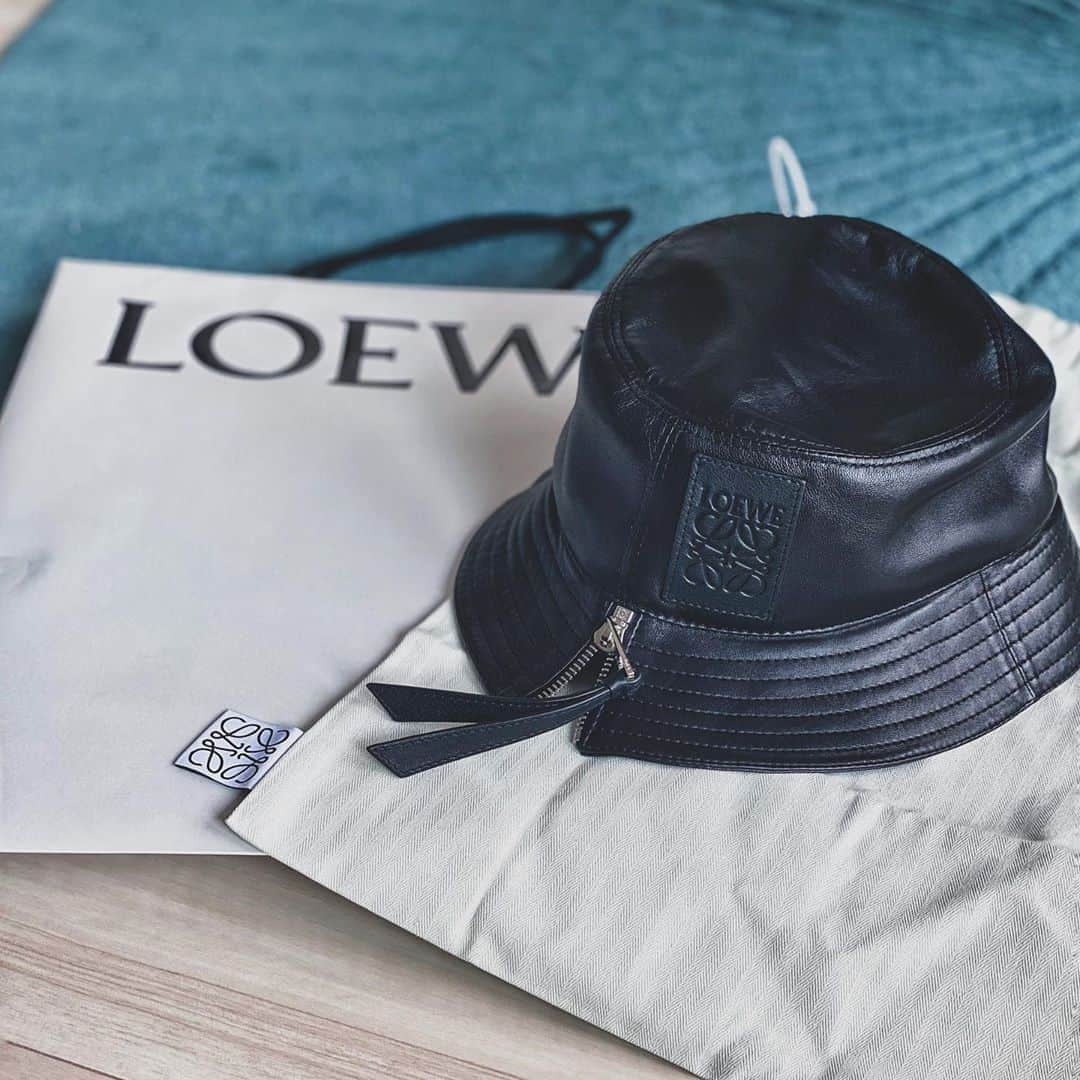 黄皓さんのインスタグラム写真 - (黄皓Instagram)「New family, new hat #kaws #loewe  @kaws @loewe」8月16日 17時42分 - haohaohaokun