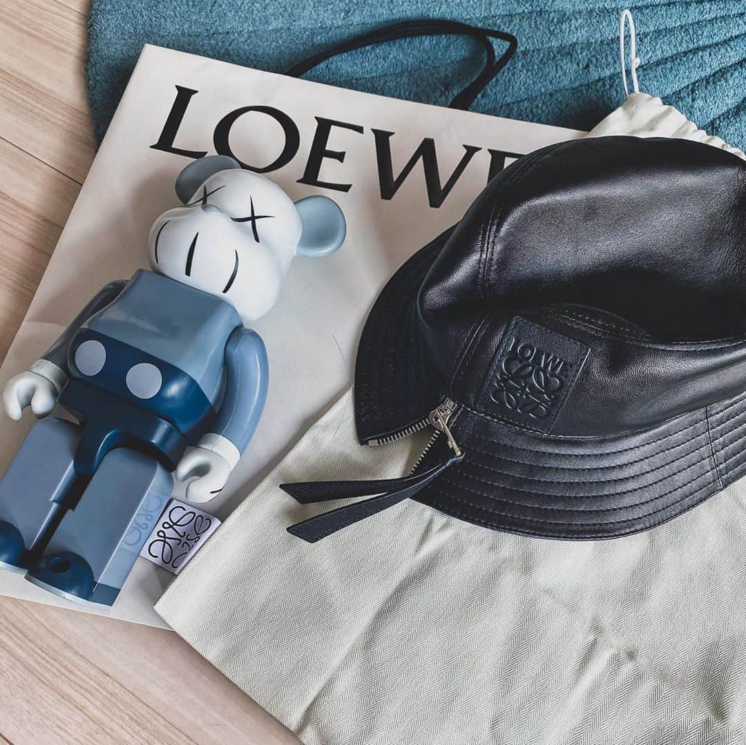 黄皓さんのインスタグラム写真 - (黄皓Instagram)「New family, new hat #kaws #loewe  @kaws @loewe」8月16日 17時42分 - haohaohaokun