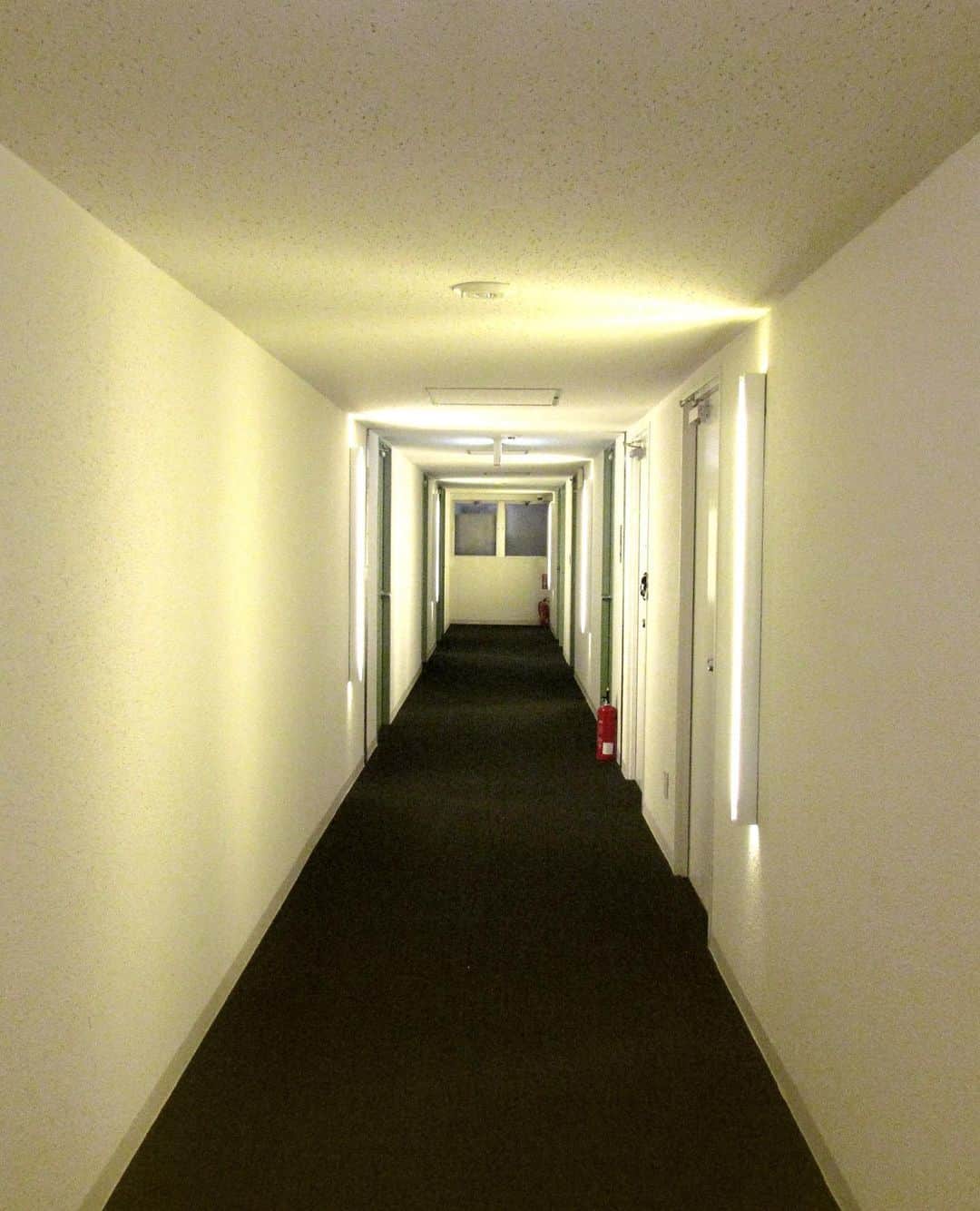 hotelgraphynezuさんのインスタグラム写真 - (hotelgraphynezuInstagram)「GRAPHYこだわりの廊下。⁠⠀ ⁠⠀ デザイナーのアイデアで壁に設置されたネオンライトは、ホテルに落ち着きと穏やかな雰囲気をもたらします。 ⁠⠀ GRAPHYのこの建物には多くの歴史があることをご存知ですか？ ⁠⠀ 実は元々は会社の本社、大使館、社交アパートなど、多くの人々がその中で働いたり、暮らしたりしていました。⁠⠀ ⁠⠀ 2013年にHOTEL GRAPHYがオープンし、現在はホテル、ソーシャルアパートメント、テレワークスペースとして多くのお客様にご利用頂いております。⁠⠀ １時間、１泊、または１か月からHOTEL GRAPHYを訪れてみませんか？あなたの新しい親友に出会うかもしれません🍃💕⁠ Dim light corridor.⁠⠀ ⁠@hotelgraphynezu⠀ -----------------------------------------⠀ This brilliant designer's idea to set these neon lights facing the wall bring such a chill and calm atmosphere to our hotel's corridors. ⁠⠀ Renovated into a hotel, did you know this building has a lot of history? ⁠⠀ Company head office, embassy, social apartment, this building has seen many people working and living in its enclosure.⁠⠀ ⁠⠀ Turned into a hotel in 2013, we are now offering hotel AND social apartment AND Teleworking experiences. ⁠⠀ Staying an hour, a night or staying a month, why not trying it out ?⁠⠀ You may meet your new best friend here, who knows?^^⁠⠀ @hotelgraphynezu⠀ ------------------------------------------⠀ #hotelgraphynezu⠀ ホテルグラフィー根津⠀ #tokyohotel#tokyohostel#hostellife#uenotokyo#tokyolife#tokyojapan#thisistokyo#tokyotrip2020#japantrip2020#asiatrip#lovetokyo#designer#stylish#corridor#neonlights#東京ホテル#東京ホステル#谷根千#根津#ホテル#ホステル#東京旅行#国内旅行#日帰り旅行#宿泊#デザイナー#お洒落#ネオン#スタイリッシュ」8月16日 17時45分 - hotelgraphy_nezu
