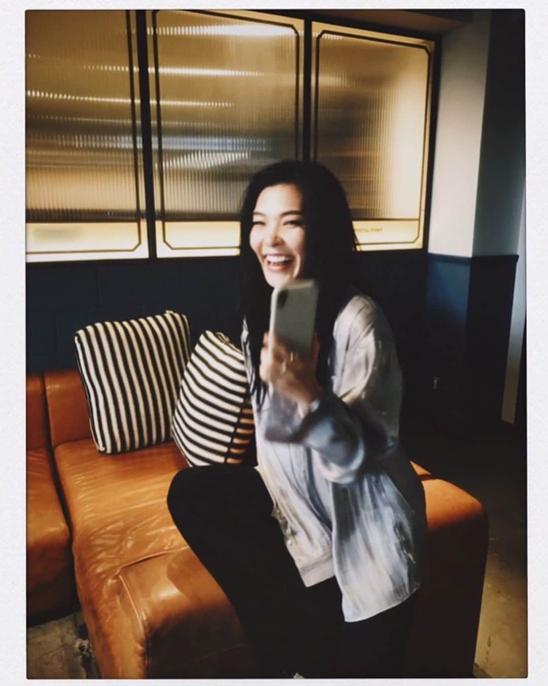 橘佳奈のインスタグラム：「はい、ご機嫌🤪🤪🤪  #このシャツお気に入り #色違いで購入」