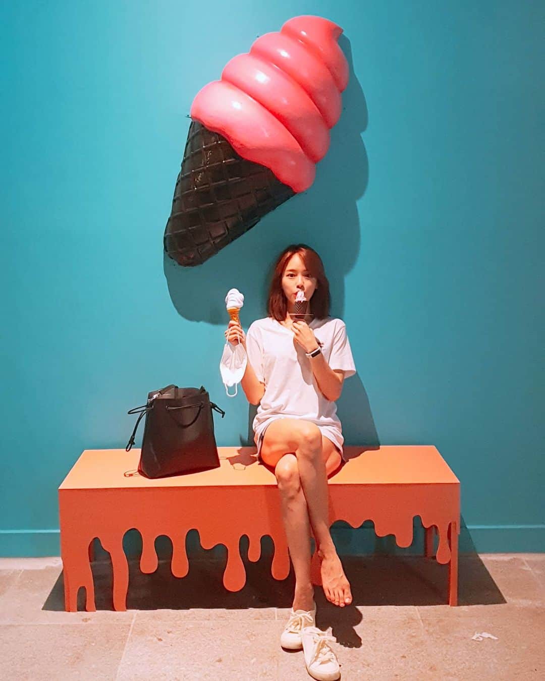 ホン・アルムのインスタグラム：「아이스크림 부자🍦 . . . #전주한옥마을」