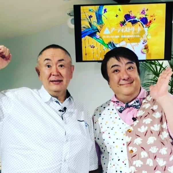 彦摩呂さんのインスタグラム写真 - (彦摩呂Instagram)「ブヒブヒ、バウバウ  まっちゃんと ブーショット‼️あっ、ツーショット‼️ お互いに同じ事務所で30年以上のお付き合い。気心知れた戦友です。🎵 時代の変わり目をまざまざと見てきたよ😃(笑) 「アーティストリート」 トーク番組の収録しましたけど 司会は、一ノ瀬京介さん🎵 始終、爆笑爆笑でしたよ😃🎵🎵 #彦摩呂#松村邦洋 #一ノ瀬京介 #アーティストリート #トーク番組」8月16日 17時55分 - hikomaro_honmono