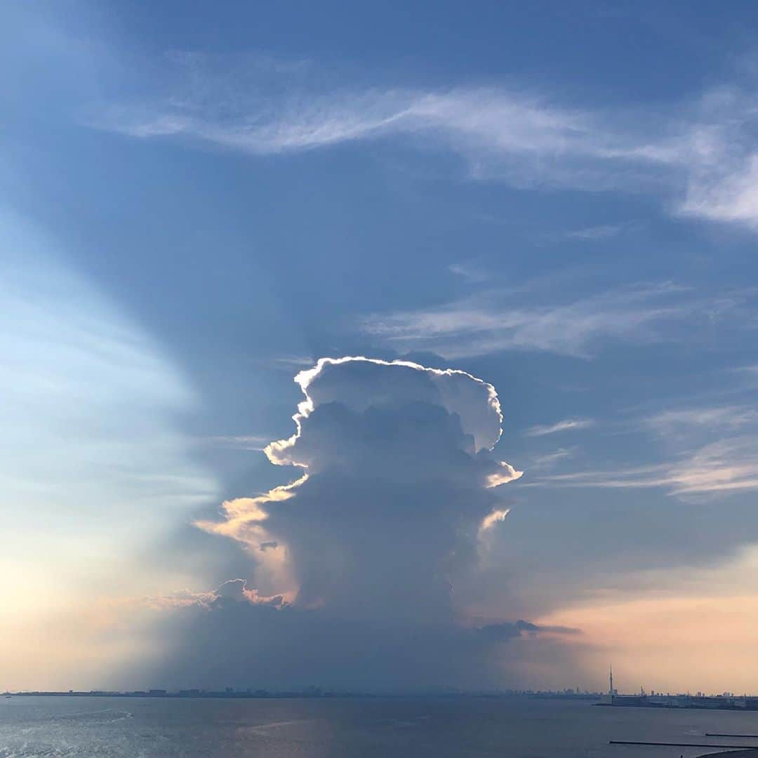 原田哲也さんのインスタグラム写真 - (原田哲也Instagram)「凄い雲！ あの下は雨だろうな！ #雲」8月16日 17時55分 - tetsuya_harada31