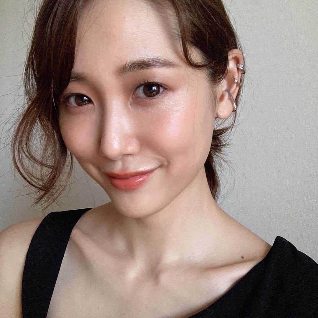 小林ようのインスタグラム：「今年はイヤーカフばっかりつけてる。 久しぶりのセルフメイクで珍しく眉毛が上手く描けた🥰 . #makeup #selfmakeup #hairarrange #earcuff #selfie #tokyo #model #모델 #도쿄 #메이크업 #イヤーカフ #セルフメイク #自撮り #小林よう」
