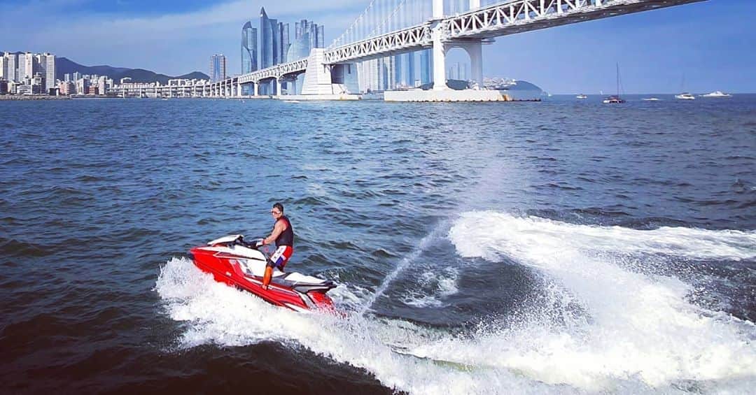 ミン・ヨンウォンのインスタグラム：「남편은 부산이 찰떡인듯요,, #제트스키 . 민서랑 같이 첫요트...🥰🥰🥰 . 계획은 같이 노는거였는데.. 타자마자 잠들었네요 . ㅎㅎㅎ  . 덕분에 3시간 아기띠 메고 안고 있었음 #엄마의삶 #내허리 ..#시큰시큰 . 내사랑 앨리스랑 제부도 함께 #가족여행 #킴투어오픈 ♡♡♡♡♡♡ . . . . . #17갤아기 #휴가 #부산댁 #먹방 #푸드파이터#먹방요정  #사랑해 #애교쟁이 #육아일기 #신혼일기 #육아맘 #육아소통 #일상 #소통 #맞팔 #데일리 #황금돼지띠아들 #오오티디  #베이비스타그램 #foodfighter #baby #babyboy #love」