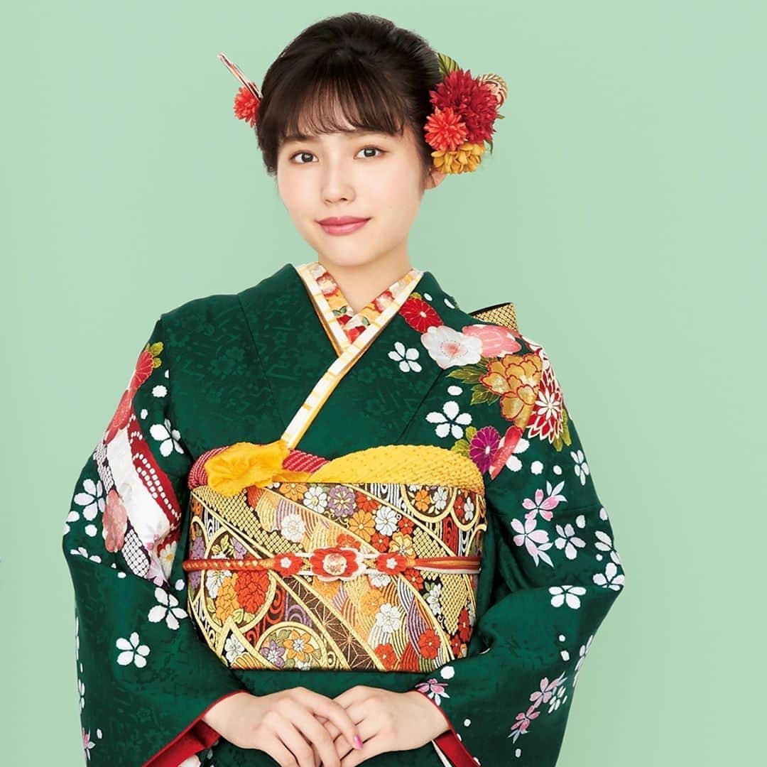 京都きもの友禅【公式】さんのインスタグラム写真 - (京都きもの友禅【公式】Instagram)「💙💚クラシック＆クールテイストな振袖紹介💚💙⁣ .⁣ 成人式にぴったり！⁣ 伝統柄が映えるクラシックテイストの振袖👘⁣ 落ち着いた緑は上品でかわいらしい印象に◎⁣ .⁣ ぱきっとした青は清楚ながらポップな印象になります✨⁣ 小物やヘアメイクでクールさを演出🥀⁣ .⁣ @kimono_yuzen ではテイスト別に振袖をご紹介中です♡⁣ あなた好みのとっておきの一着をみつけてみてくださいね♪⁣ .⁣ 京都きもの友禅公式LINEアカウントでは、⁣ お友達限定でパーソナルカラー診断も実施中です💐⁣ 詳しくはハイライト「LINE」をチェック！⁣ . . . . . . . . . . . . . . . . . . . . . . . . . . . . . . . . . .⁣ ＼年に一度の超超超大特号！／⁣ ♡振袖BIG SUMMER SALE♡⁣ 期間👘：7/23(木)～9/22(火)﻿⁣ 店舗📍：京都きもの友禅 全店⁣ 記念品🎁：豪華来場記念品✨⁣ ※記念品のお渡しはご予約＆親娘ペアでご来店の方限定となります！⁣ .⁣ ①お仕立上りレンタル全品50％OFF⁣ ②特選技法振袖最大24万円引き⁣ ③新作(カタログ掲載柄)大量入荷⁣ .⁣ @kimono_yuzen トップのウェブサイトからご予約くださいね🤳✨⁣ .⁣ ♡Model♡⁣ #秋田汐梨 @shiori_akita319official⁣ .⁣ ♡Check♡⁣ トレンドの振袖コーディネートやヘアアレンジは @kimono_yuzen でCheck♪⁣ . . . . . . . . . . . . . . . . . . . . . . . . . . . . . . . . . .⁣ #京都きもの友禅 #ハタチは一生もの﻿⁣⁣ #振袖 #furisode #振袖レンタル #成人式振袖 #はたち #成人式 #成人式前撮り #振袖前撮り #振袖着付け #ふりそで #ふりそでーしょん #振袖コーディネート #振袖コーデ #振袖メイク #振袖ヘアメイク #振袖ヘアアレンジ #振袖ヘア #振袖アレンジ #グリーンコーデ #振袖女子 #伝統柄 #緑振袖 #青振袖 #カラー診断 #古典風 #振袖レンタル #クラシカルコーデ」8月16日 18時00分 - kimono_yuzen