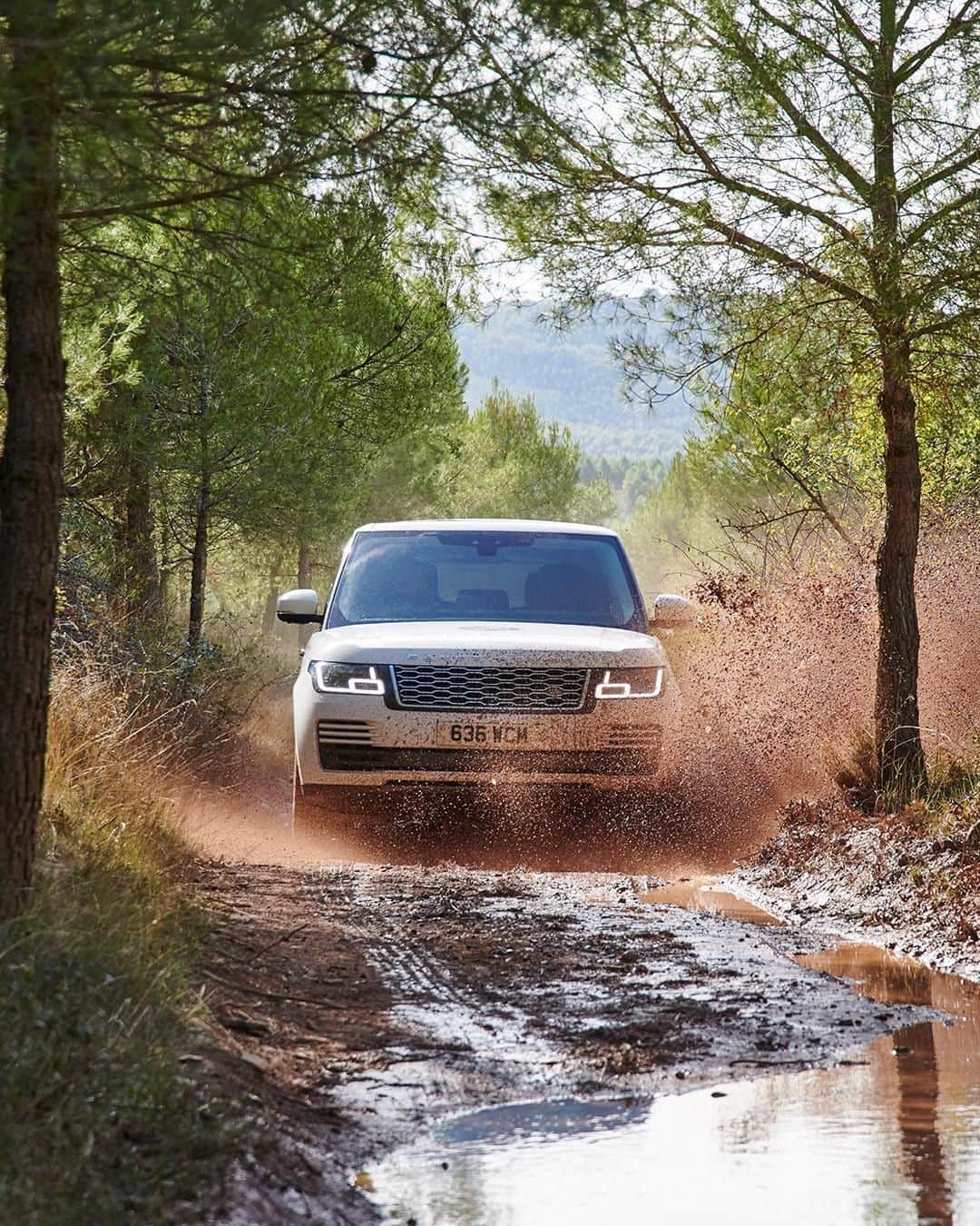 Land Roverさんのインスタグラム写真 - (Land RoverInstagram)「Hello mud. Splash out on the ultimate adventure at a #LandRoverExperience centre. Tap the link in our bio to learn more. #RangeRover #AdventureCalling @lrelescomes」8月16日 18時00分 - landrover