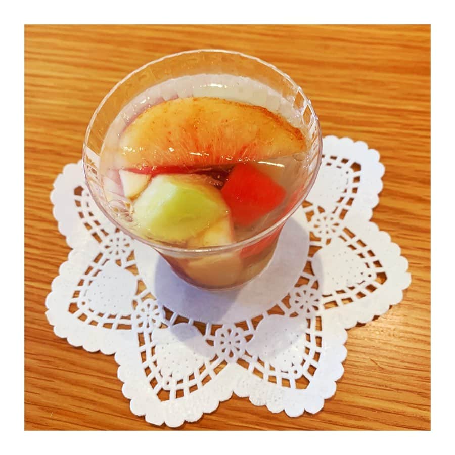 緒方桃子さんのインスタグラム写真 - (緒方桃子Instagram)「* YANO CAKE TEN MOKU さんへ。 とってもおしゃれなショーケースと壁紙でした。 3枚目はフルーツゼリーです。 イチジク、スイカ、メロン、キウイ、桃🍑 果物本来の甘さも感じられて、 とっても美味しかったです✨  #yanocaketenmoku #鹿児島カフェ #鹿児島カフェ巡り #フルーツゼリー #カフェ巡り #アナウンサー #緒方桃子 #MBCアナウンサー」8月16日 18時00分 - momokoogata0403