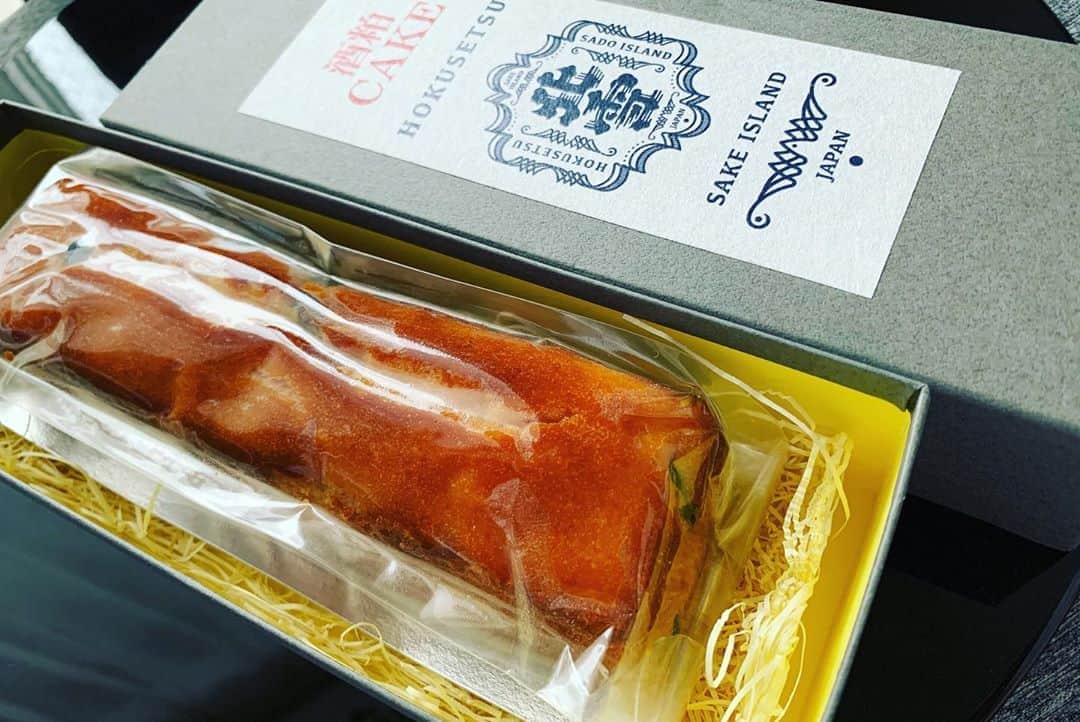 児玉アメリア彩さんのインスタグラム写真 - (児玉アメリア彩Instagram)「【北雪の日本酒パウンドケーキ】で #おうち日本酒グラビア﻿ ﻿ 新潟県佐渡島の北雪酒造さん﻿ こちらはその吟醸香溢れる酒粕を使用した酒粕パウンドケーキ🍰﻿ ﻿ 遠心分離のクリーミーな酒粕をたっぷりと使用し、パウンドケーキながらしっとり・ぎゅっとした濃厚なテクスチャに、黒豆かのこがぎっしり。﻿ ﻿ 日本酒の酒粕は美容効果・健康にもいいとされていることもあり、﻿ 体にも嬉しい「大人の至福」の贅沢なケーキです✨﻿ ﻿ ﻿ ﻿ ﻿ ﻿ ﻿ #北雪 #北雪酒造 #酒粕ケーキ #酒粕パウンドケーキ #本日の児玉酒 #sakegirl #日本酒女子」8月16日 18時04分 - aya_amelia_kodama