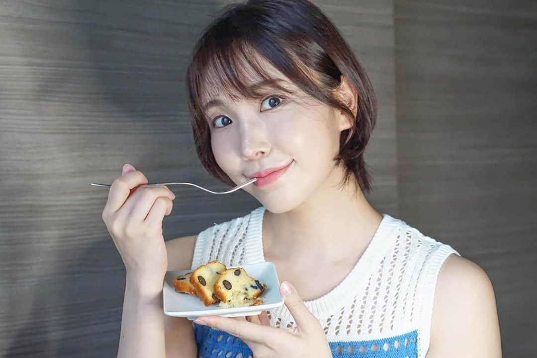児玉アメリア彩さんのインスタグラム写真 - (児玉アメリア彩Instagram)「【北雪の日本酒パウンドケーキ】で #おうち日本酒グラビア﻿ ﻿ 新潟県佐渡島の北雪酒造さん﻿ こちらはその吟醸香溢れる酒粕を使用した酒粕パウンドケーキ🍰﻿ ﻿ 遠心分離のクリーミーな酒粕をたっぷりと使用し、パウンドケーキながらしっとり・ぎゅっとした濃厚なテクスチャに、黒豆かのこがぎっしり。﻿ ﻿ 日本酒の酒粕は美容効果・健康にもいいとされていることもあり、﻿ 体にも嬉しい「大人の至福」の贅沢なケーキです✨﻿ ﻿ ﻿ ﻿ ﻿ ﻿ ﻿ #北雪 #北雪酒造 #酒粕ケーキ #酒粕パウンドケーキ #本日の児玉酒 #sakegirl #日本酒女子」8月16日 18時04分 - aya_amelia_kodama