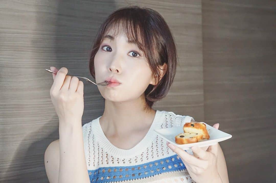 児玉アメリア彩さんのインスタグラム写真 - (児玉アメリア彩Instagram)「【北雪の日本酒パウンドケーキ】で #おうち日本酒グラビア﻿ ﻿ 新潟県佐渡島の北雪酒造さん﻿ こちらはその吟醸香溢れる酒粕を使用した酒粕パウンドケーキ🍰﻿ ﻿ 遠心分離のクリーミーな酒粕をたっぷりと使用し、パウンドケーキながらしっとり・ぎゅっとした濃厚なテクスチャに、黒豆かのこがぎっしり。﻿ ﻿ 日本酒の酒粕は美容効果・健康にもいいとされていることもあり、﻿ 体にも嬉しい「大人の至福」の贅沢なケーキです✨﻿ ﻿ ﻿ ﻿ ﻿ ﻿ ﻿ #北雪 #北雪酒造 #酒粕ケーキ #酒粕パウンドケーキ #本日の児玉酒 #sakegirl #日本酒女子」8月16日 18時04分 - aya_amelia_kodama
