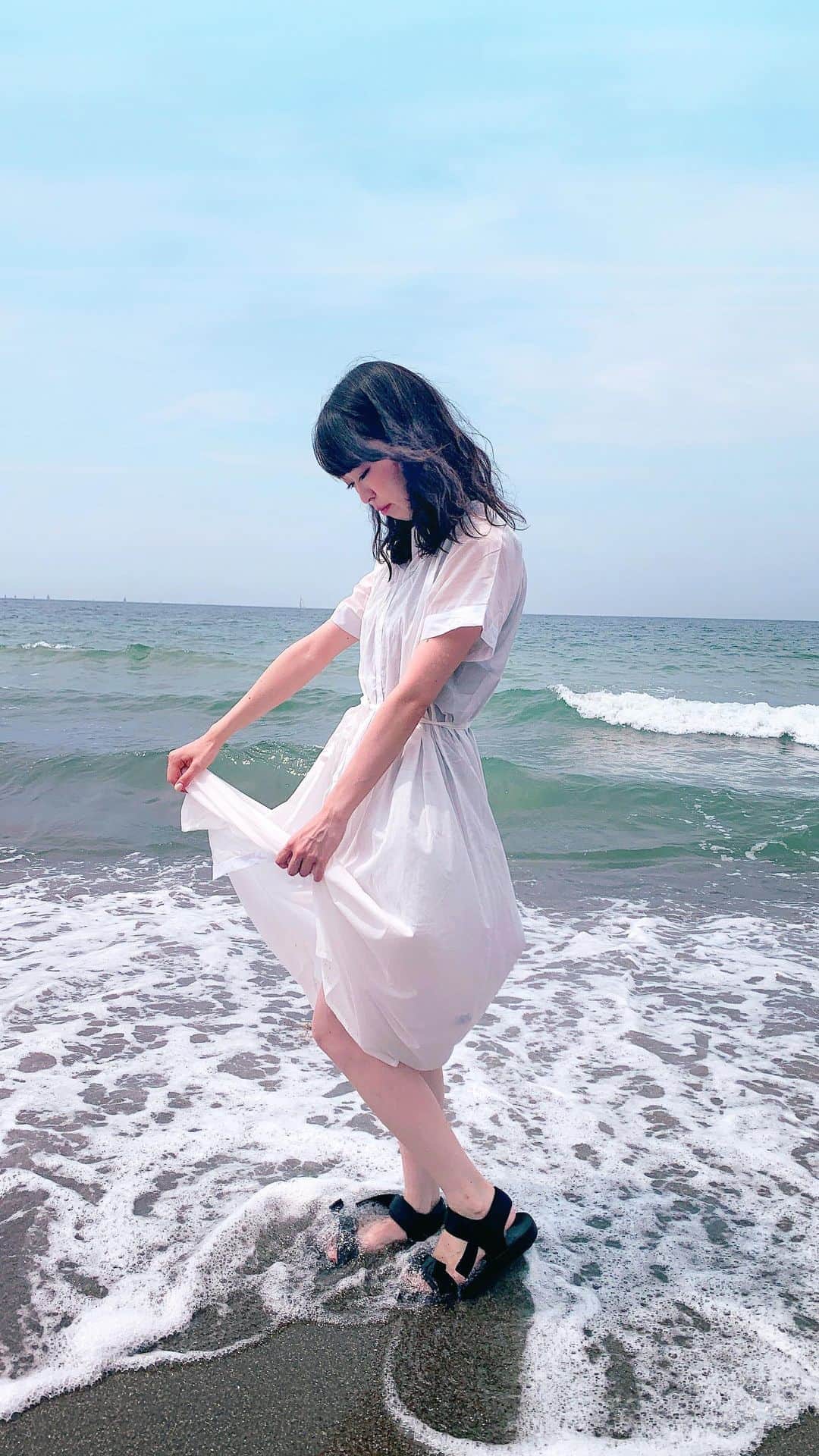 のインスタグラム：「最後やらかします(笑) . . ❤️💛💚💙💜 . . 初めてのリール投稿💗✨ . 海ではしゃぎましたとさ🤗ちゃんちゃん！  . . . プロフィールリンクはこちら👉 @yuna_smile0130  . . . #逗子 #逗子海岸 #gu #guコーデ #guコーデ部 #プチプラコーデ #ユニクロ #ユニクロコーデ #オシャレさんと繋がりたい #ワンピースコーデ #白ワンピ #白コーデ #逗子カフェ #鎌倉カフェ #鎌倉グルメ #麦わら帽子 #東京ポートレート #香水 #撮影依頼受付中 #ファインダー越しの私の世界 #その瞬間に物語を #写真好きな人と繋がりたい #カメラマンさんと繋がりたい #リール #海 #足#potowa #fff #portrait_jp #japanesegirl」
