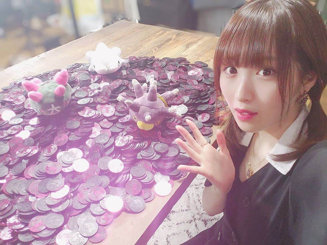 小田桐奈々さんのインスタグラム写真 - (小田桐奈々Instagram)「マリィちゃんコインたち、4000枚投げたら手がピンクのキラッキラになりました（塗料がついた） * * #マリィ #コイン #検証 #ななっぷるさんが言ってた」8月16日 18時15分 - odagirinana