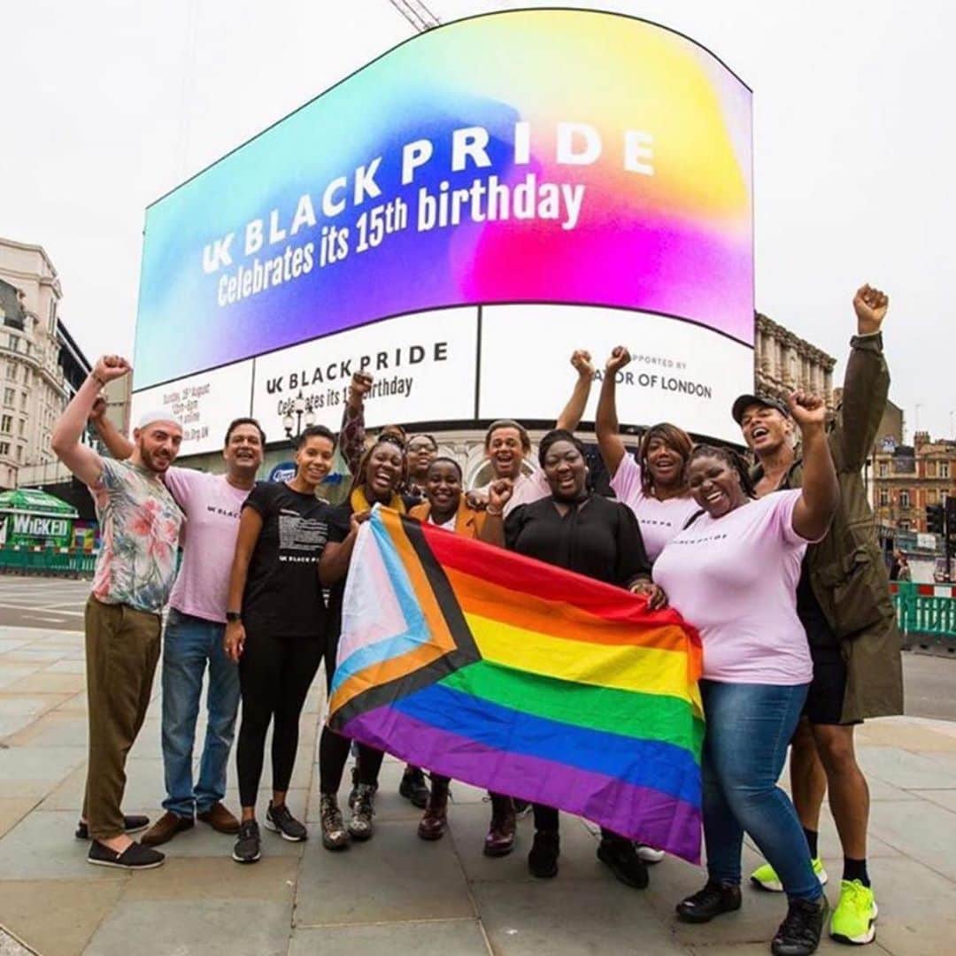 サム・スミスさんのインスタグラム写真 - (サム・スミスInstagram)「Happy 15th birthday UK Black Pride! Join the celebration online from 12pm today ukblackpride.org.uk  x @ladyphyll @ukblackpride #comehome」8月16日 18時08分 - samsmith