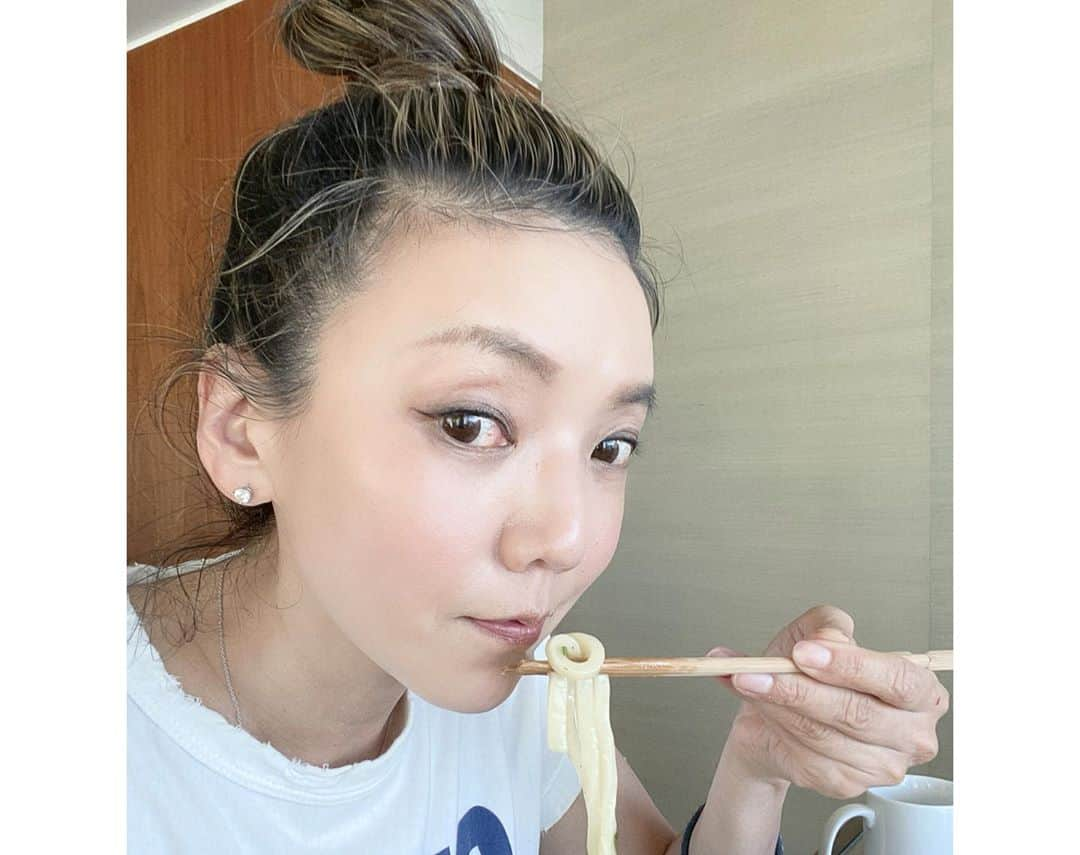 和央ようかさんのインスタグラム写真 - (和央ようかInstagram)「Celebrating our last day of quarantine, with a beautiful gift from my Takarazuka junior , Saki🙏😘 Thank u sooo much 🙏😆😘This hot pot is soooo yammy 😘Thank u @nabeyamaido Kevin and Chigusa san   無事2週間の隔離を終える事ができました🙏😘宝塚の下級生で今カウアイ島に住んでいるSaki(煌雅あさひ)が美味しすぎる鍋セットを差し入れしてくれたの、本当に有難う🙏😆Nabeya Maido さんのケビンさん、ちぐささん、有難うございました🙏😘美味しゅうございます🙏まだまだ頂ききれなかったから明日も頂きます😘😍ハワイで鍋、いいね👍  #takakoworldstylin🌎 #lifestyle #yokawao #和央ようか#hawaii #鍋好き #nabeyamaido #」8月16日 18時10分 - yokawao0215