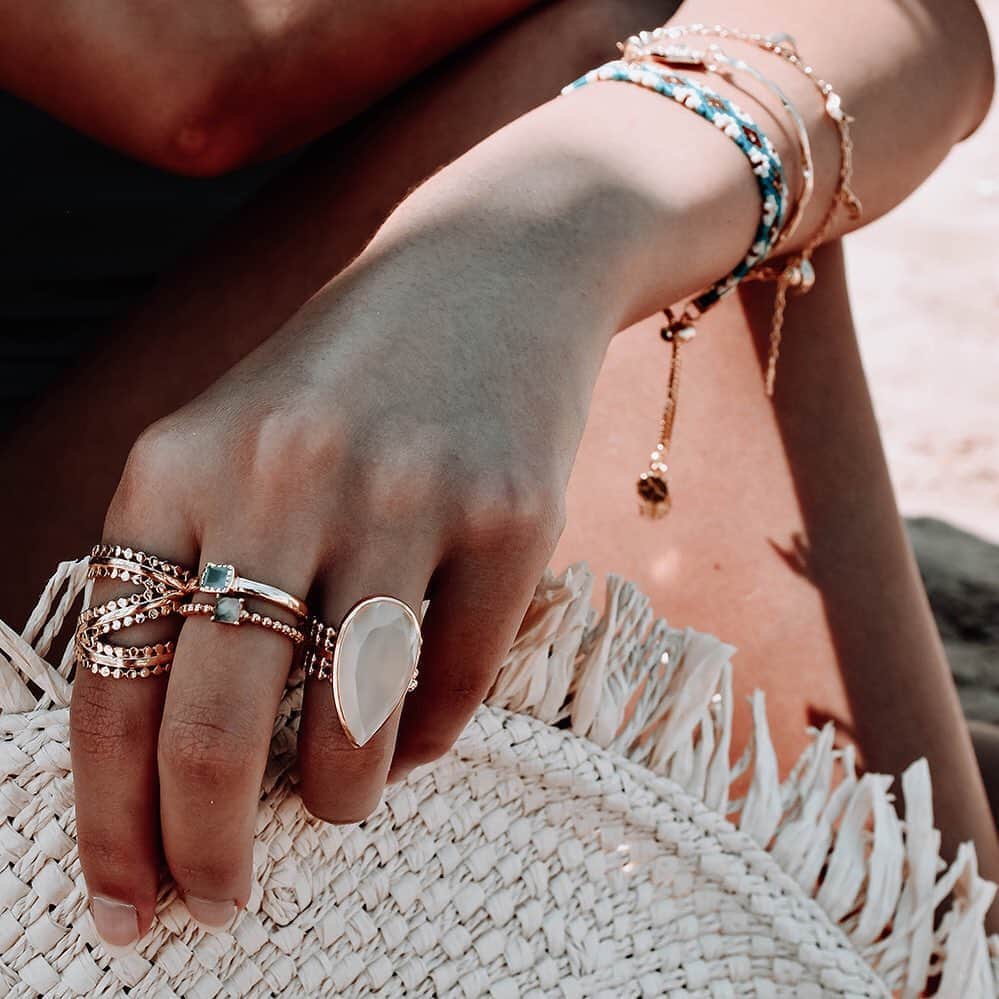 のインスタグラム：「Serious finger candy for those moments you want to sit back in the shade and contemplate 🤔 Have a great Sunday.   Shop rings online by pasting the link below into your browser 👉⠀ https://azuni.co.uk/rings-britiish-designer-jewellery ⠀」