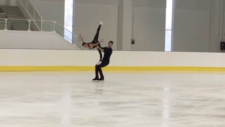 ヴァレンティーナ・マルケイのインスタグラム：「Ho sognato di pattinare stanotte. Ho trovato nel rullino questo video dell’ottobre 2017, la stagione olimpica. Quei movimenti li abbiamo provato milioni di volte in quei mesi preparandoci per Pyeongchang. Riesco ancora a sentire la voce della mia allenatrice che mi dice “Dai Marchei, ancora uno” e così finché non ne facevo almeno tre consecutivi perfetti.. a volte continuavo per ore.  Quasi un incubo. La verità è che se l’obiettivo è arrivare in cima non stai a farti troppe domande.. fai tutto quello che è necessario per arrivarci, come ripetere all’infinito.  ex atleti, vi capita mai di sognare momenti come questi?😅  Dreamt about skating last night... found this video on my phone. 2nd October 2017, the Olympic season.  By the time we got to the Olympics we repeated those moves million times.. maybe more than millions. I can still hear the voice of my coach saying “Marchei ancora uno” ( ... One more ). It’s almost a nightmare..😅 but at the end when you aim high you do “anything” to try to reach the goal...💪🏻  Ex athletes, do you happen dream about your sport after retirement?😊」