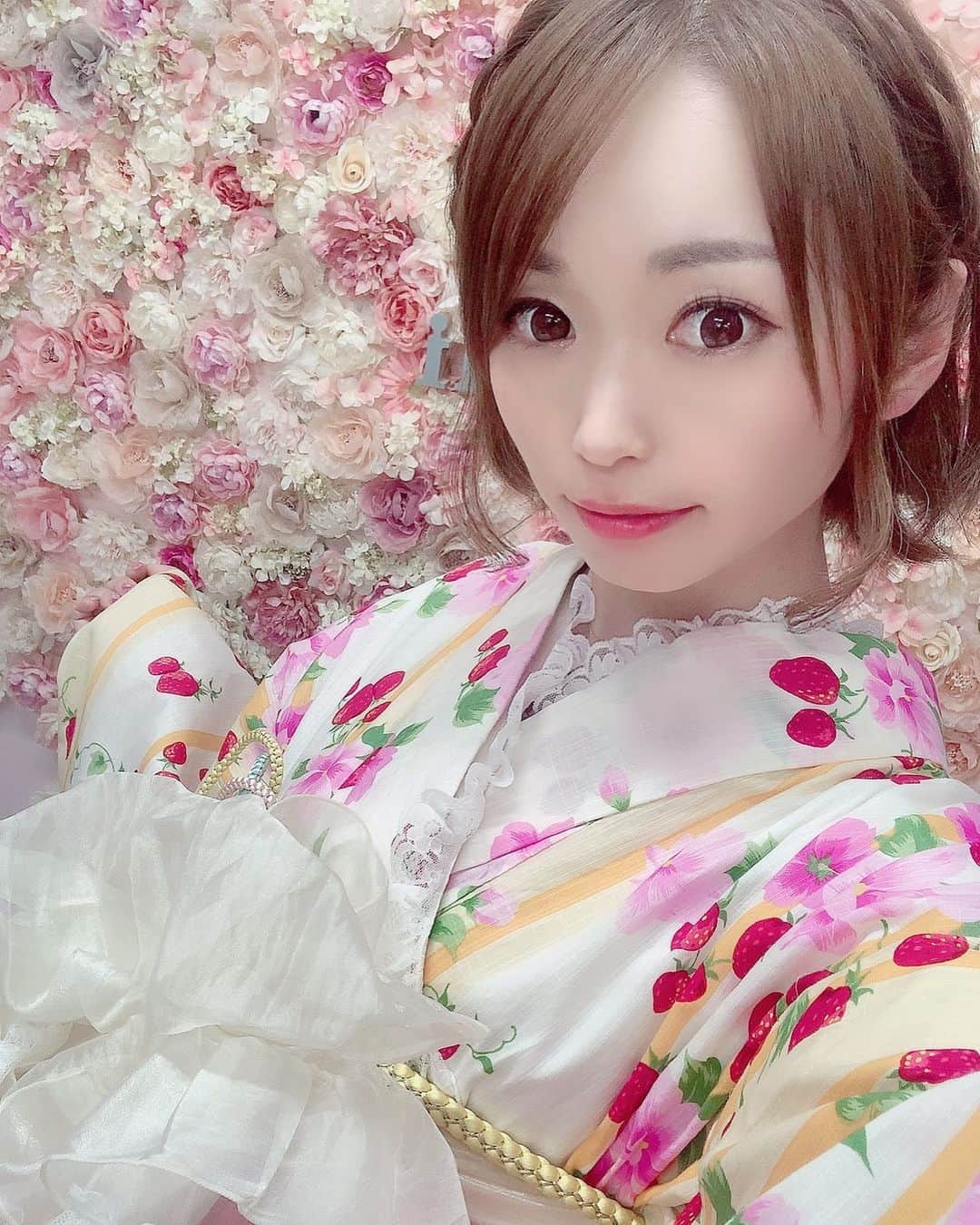 渋木美沙のインスタグラム：「浅草omotenashi(@asakusa_omotenashi )さんにて 今回はイチゴコーデしてきた🍓❤️ めちゃくちゃ映え！！  そして何よりポイントは 前帯✨✨✨  かわいいーっ！❤️  #浅草 #浅草着物レンタル #着物 #着物コーディネート #浴衣 #浴衣女子 #イチゴ #浅草おもてなし #omotenashi」