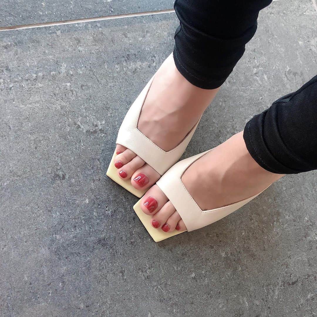 のインスタグラム：「ㅤㅤㅤ ㅤㅤㅤ この夏新しく買ったミュール👡 @wandler のものです。 つま先がスクエアになっててかわいい💕 ㅤㅤㅤ #wandler #followme #followmejp #followjp」