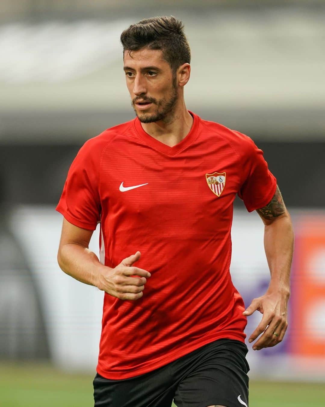 セルヒオ・エスクデロのインスタグラム：「Concentrados en el partido de hoy, ya lo hicimos una vez, mente puesta en volver a conseguirlo @sevillafc  #vamosmisevilla ⚪️🔴⚽️」