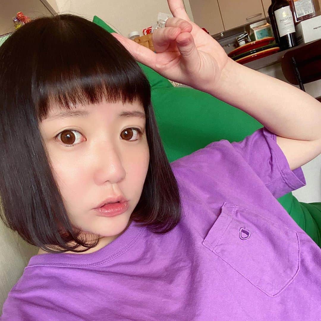 小鳥遊しほのインスタグラム：「最近めっきりすっぴん。まつエク+メイクしなきゃ絶対外出れないと思ってたのが懐かしい。薄い顔の自分も嫌いじゃなくなったし、マスクしてる時メイクするのしんどいし。  すっぴんですが流石に肌はもれなく盛れカメです( ✌︎ ◜ω◝ )✌︎ ハッピーサンデー( ◜ω◝ )✌︎」