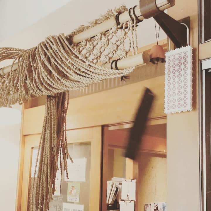 のインスタグラム：「音ありでどうぞ😉  暑い日が続きますね😅 暑い中でも換気のためにドアが閉めれずお客様にはご不便お掛けしておりますが、気持ちだけでも涼しくなって貰えるよう、少しずつ工夫しております😌  お盆休みはいかがでしたか？ 普段とは違う過ごし方をした方も多いのではないでしょうか。 魚金にお越しいただいた皆様、改めてご来店ありがとうございました‼️  明日からも皆様に美味しい食事と居心地のよい空間をお届けできるようにスタッフ一同努めてまいります😁  #uokinstagram#uokin#魚金#夏#風鈴#熱帯夜#レモンサワー#東京グルメ#新橋#池袋#居酒屋#飲み会#お盆#涼しい場所#魚好きな人と繋がりたい#美味しいもの#dinner#yummy」