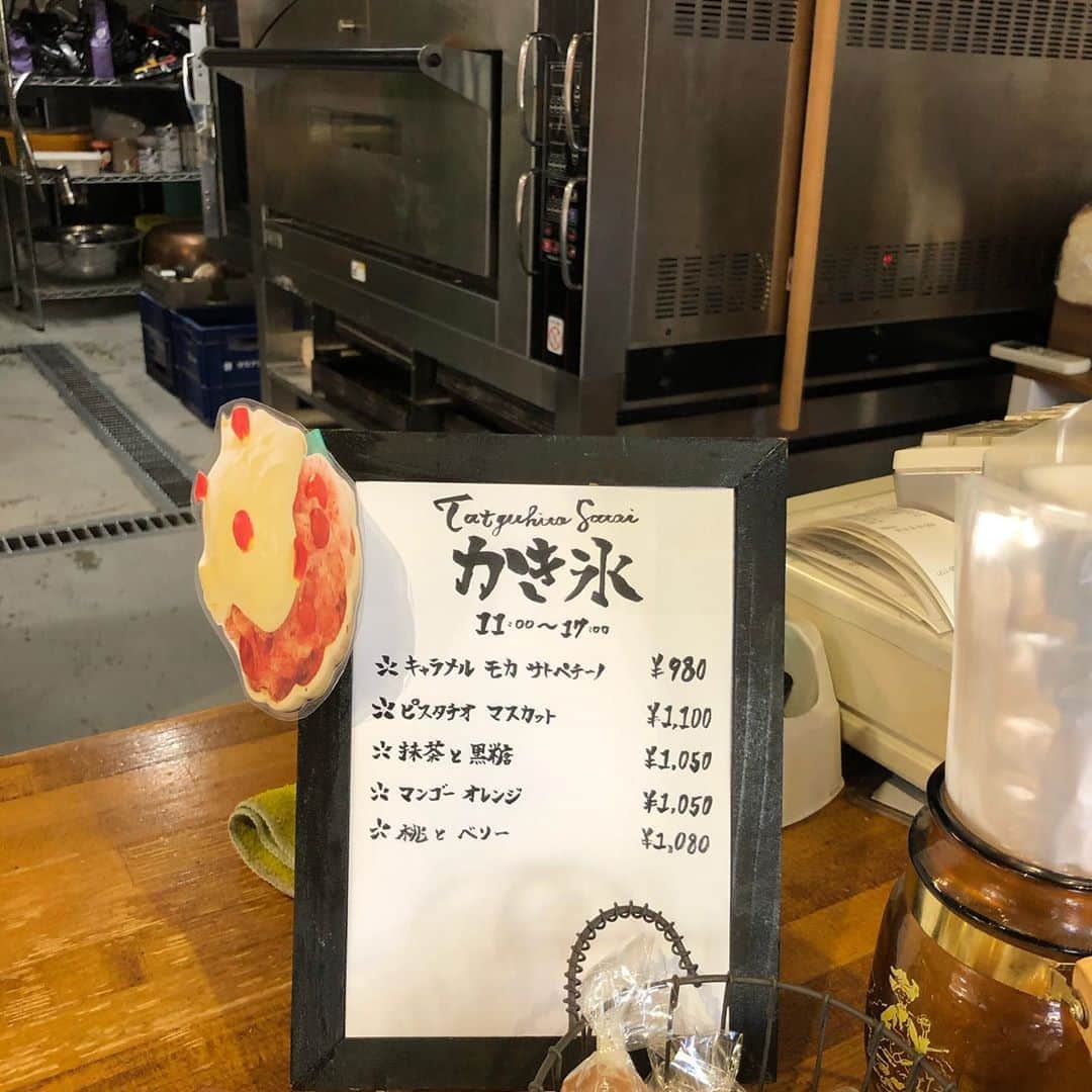 木村涼子さんのインスタグラム写真 - (木村涼子Instagram)「今日は息子が 「吉田山のてっぺんの公園に行きたい！」 と言うので、ちょっと遊んだら近くのカフェに駆け込むつもりで出掛けたところ、 公園には人っ子一人居なくて。 この暑さですものねぇ😅 近くのカフェは今日に限り早目にすでに閉まっていて、 なんか冷たいもの食べないとやってられへんわ〜となって タツヒコサトイにかき氷を食べに行きました🍧  桃とベリーのかき氷は、中からベリーや桃やが出てきてとっても美味しかった♡ キャラメルモカサトペチーノも大人のお味で美味しかった。 中からコーヒーゼリーが出てきました。 #パティスリータツヒトサトイ　#PatisserieTATSUHITOSATOI #タツヒトサトイ　#京都カフェ　#京都かき氷 #左京区　#左京区カフェ #かき氷  #吉田山」8月16日 18時52分 - kimuryou